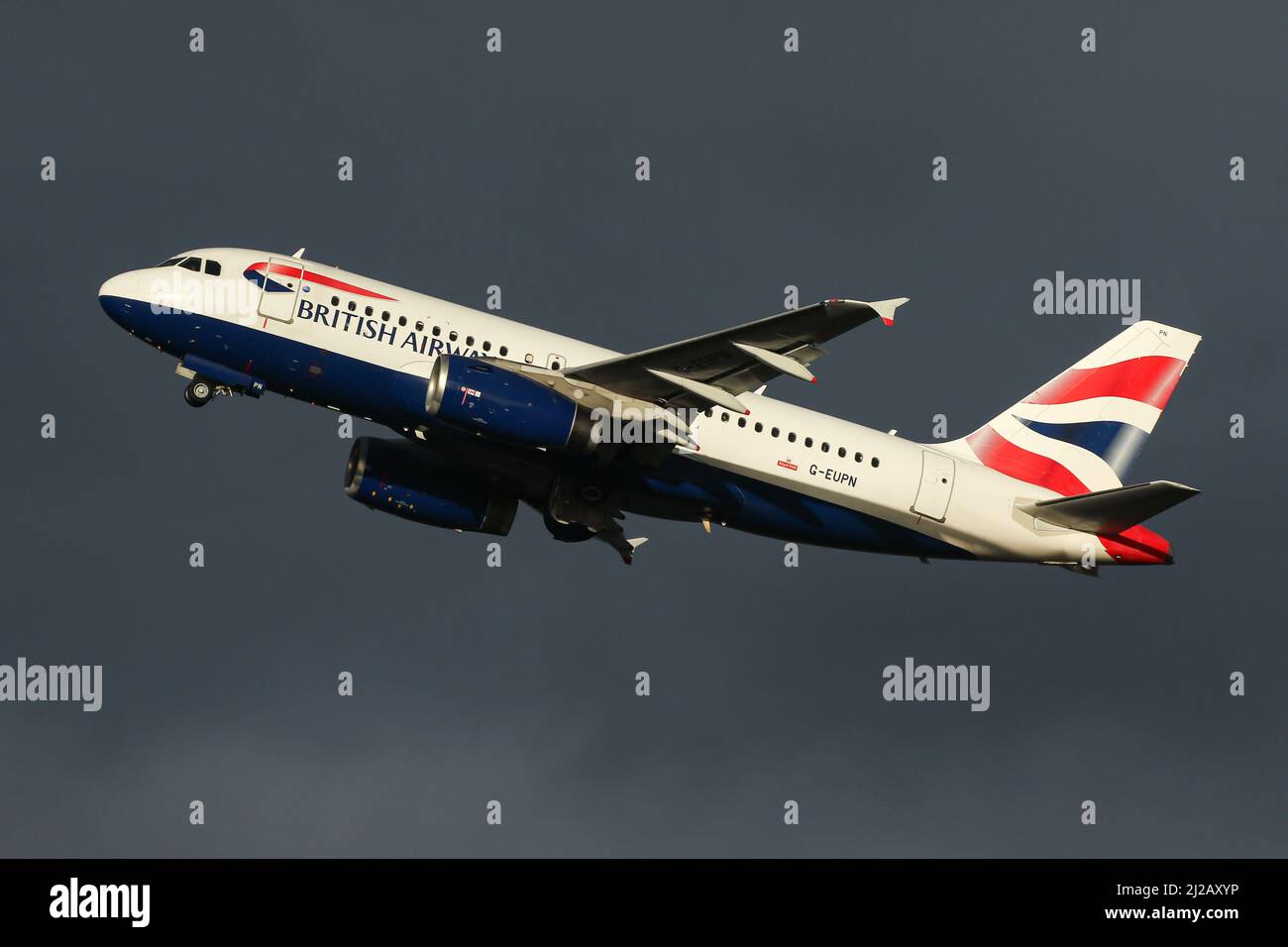 Un Airbus A319 exploité par British Airways part de l'aéroport de Londres Heathrow Banque D'Images