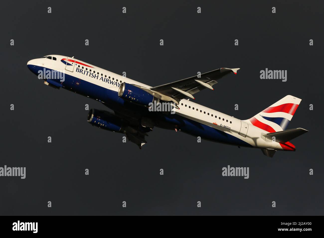 Un Airbus A320 exploité par British Airways part de l'aéroport de Londres Heathrow Banque D'Images