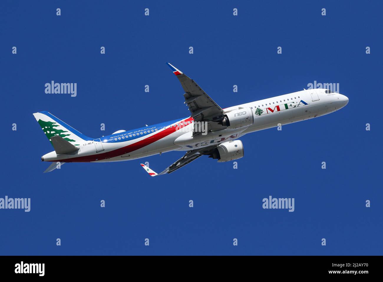 Un Airbus A321 NEO exploité par MEA quitte l'aéroport de Londres Heathrow Banque D'Images