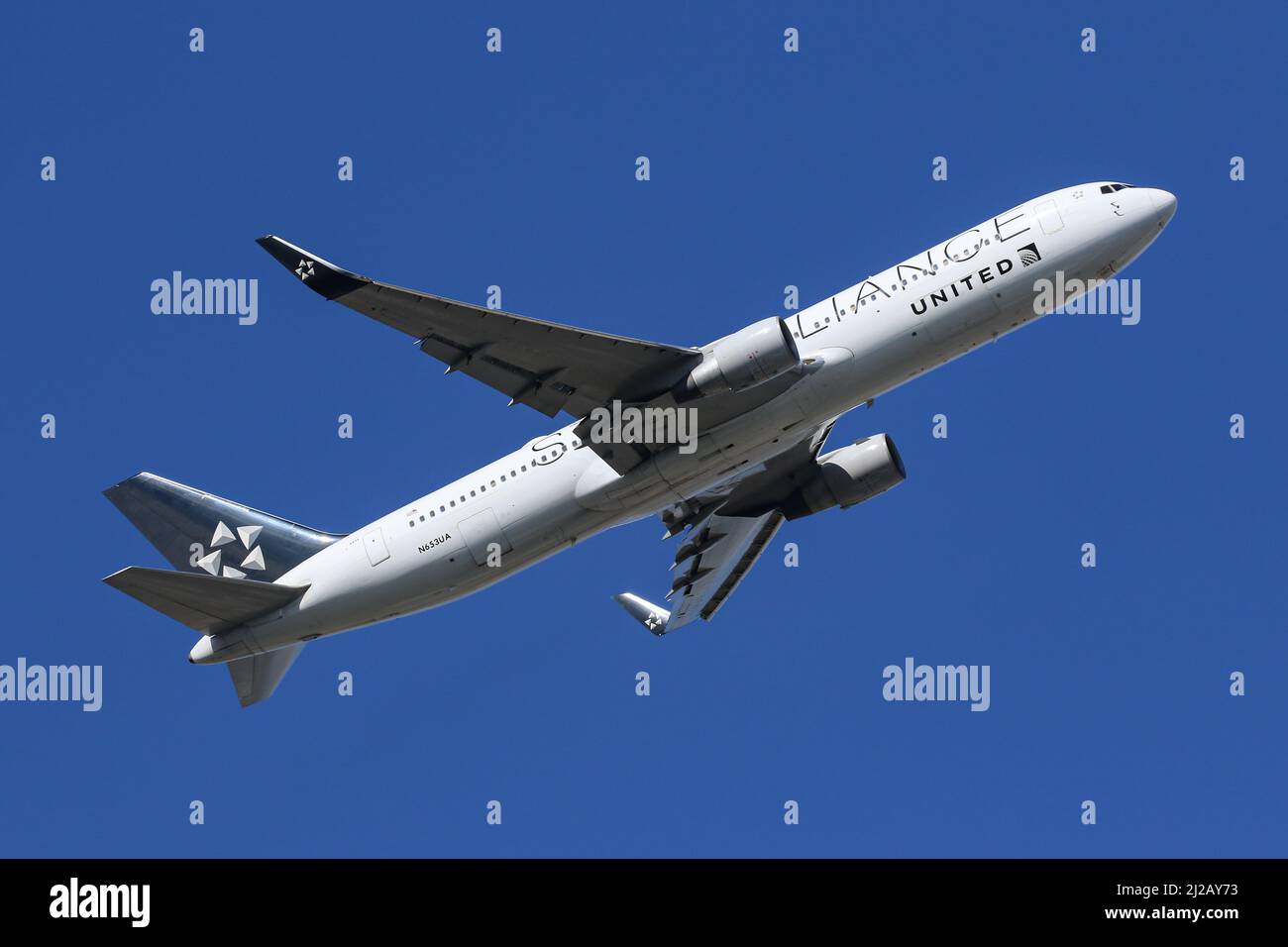 Un Boeing 767 exploité par United Airlines, portant une décoration spéciale Star Alliance, quitte l'aéroport de Londres Heathrow Banque D'Images