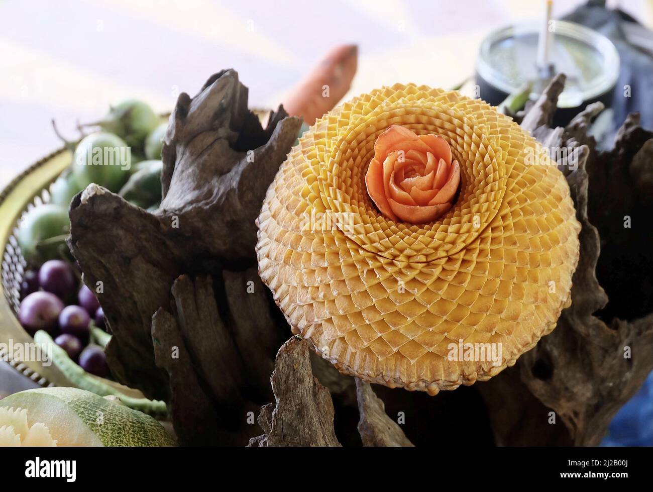 Les sculptures de Melon, de pastèque et de carotte aux fruits et légumes thaïlandais sont des motifs floraux. Banque D'Images