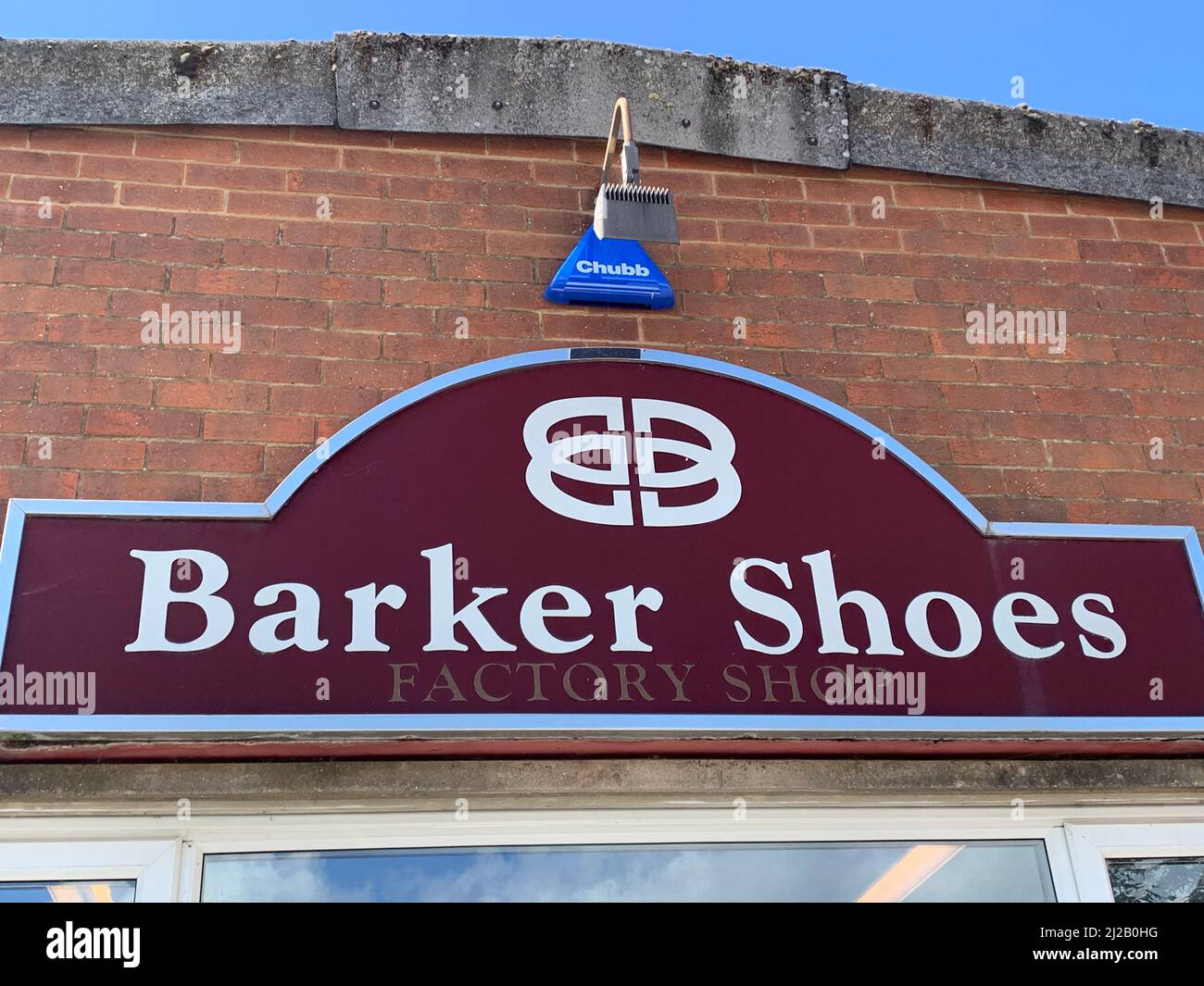 L'enseigne de l'usine de chaussures Barkers à Earls Barton Northamptonshire  UK extérieur de la boutique ou panneau d'avis d'usine signe célèbre usine  de chaussures design chaussures Photo Stock - Alamy