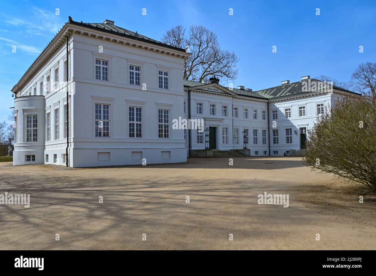 31 mars 2022, Brandebourg, Neuhardenberg : le Palais de Neuhardenberg par la Fondation du Palais de Neuhardenberg. Pour marquer l'anniversaire de la Fondation Schloss Neuhardenberg, l'exposition "à la recherche de l'harmonie - le classicisme et le modernisme de Picasso" sera présentée. Du 2 avril au 26 juin 2022, quelque 70 gravures, lithographies, sculptures et livres de peintre de Pablo Picasso et ses contemporains Georges Braque, Aristide Maillol et Henri Laurens seront exposés à Schloss Neuhardenberg. Le spectacle est une coopération entre la Stiftung Schloss Neuhardenberg et le musée d'art Pablo Picasso à Mün Banque D'Images