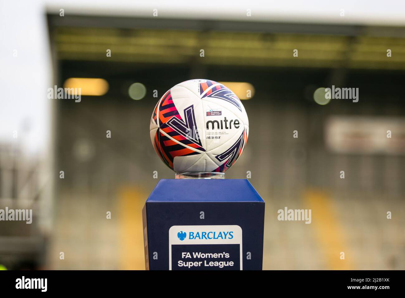 Un ballon de football à onglet sur une plinthe avant un match de Super League pour femmes, 2022 Banque D'Images