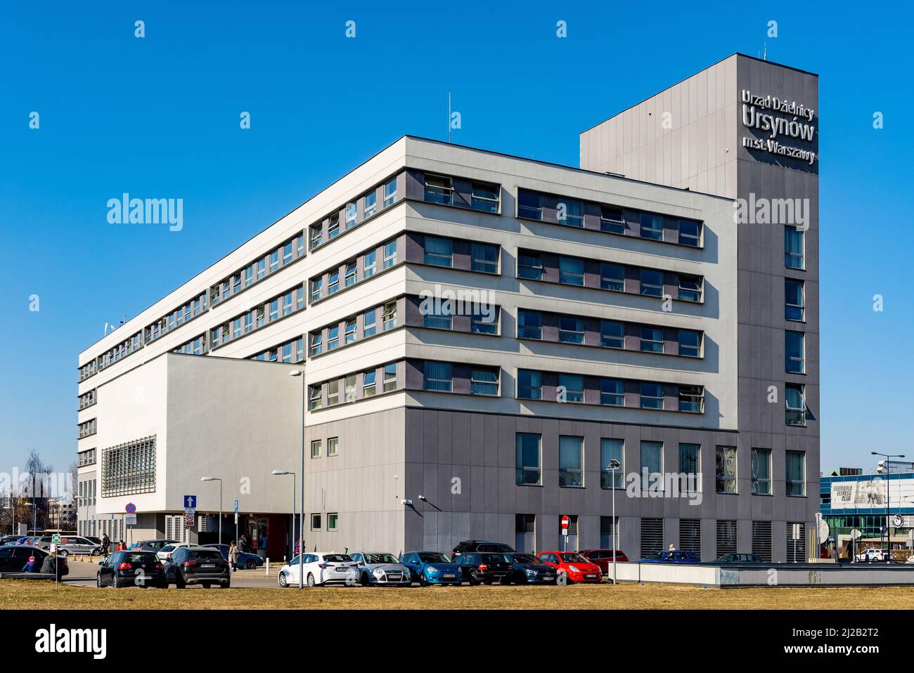 Varsovie, Pologne - 14 mars 2022 : immeuble de bureaux de la mairie du district d'Ursynow à l'avenue Aleja Komisji Edukacji Narodowej KEN dans le district d'Imielin Banque D'Images