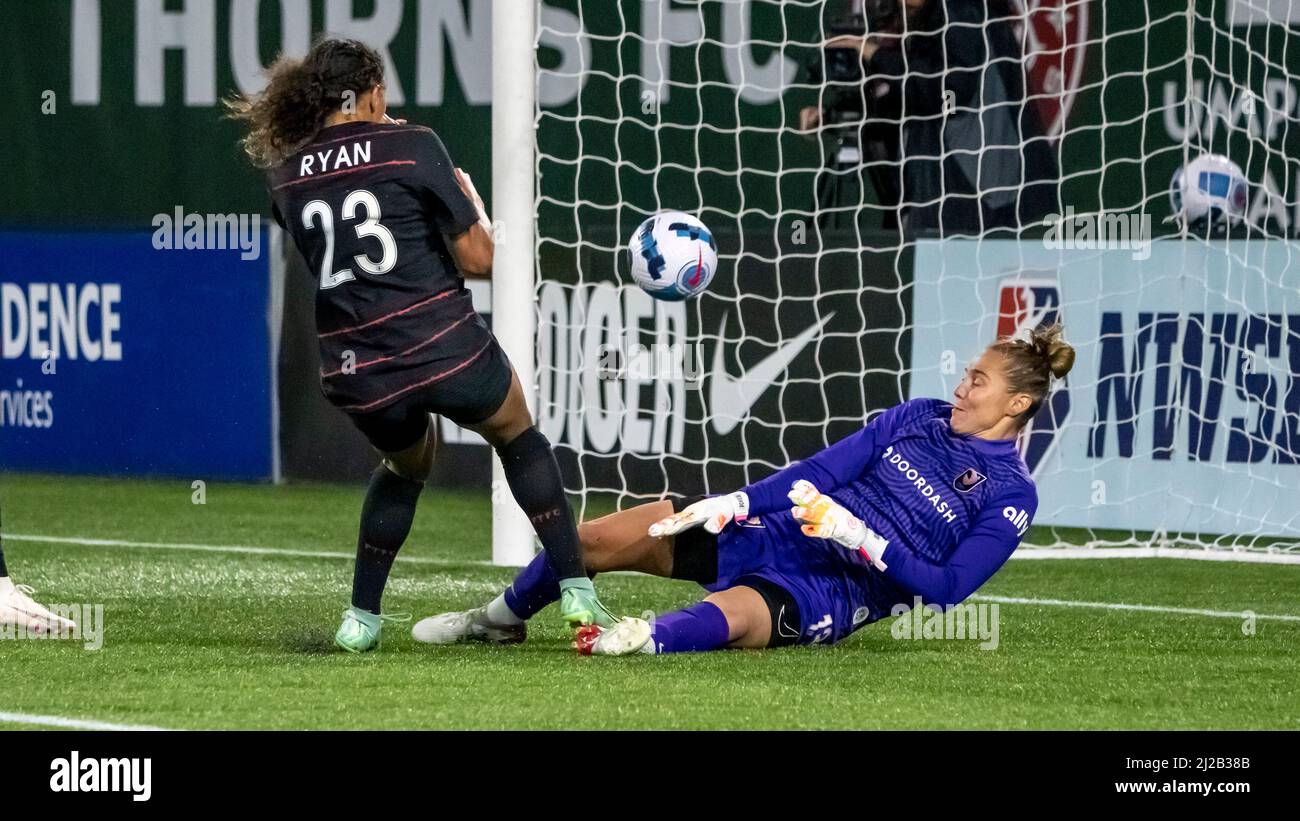 Yazmeen Ryan de Thorns obtient un tir à la plage de points et marque le deuxième but de Thorns par rapport au gardien de but d'Angel City Didi Haracic dans le Portland Thorns 3-0, remporte Angel City dans le match de la coupe du défi NWSL à Providence Park, Portland, Oregon, le 30 mars 2022 (Photo de Jeff Wong/Sipa USA). Banque D'Images