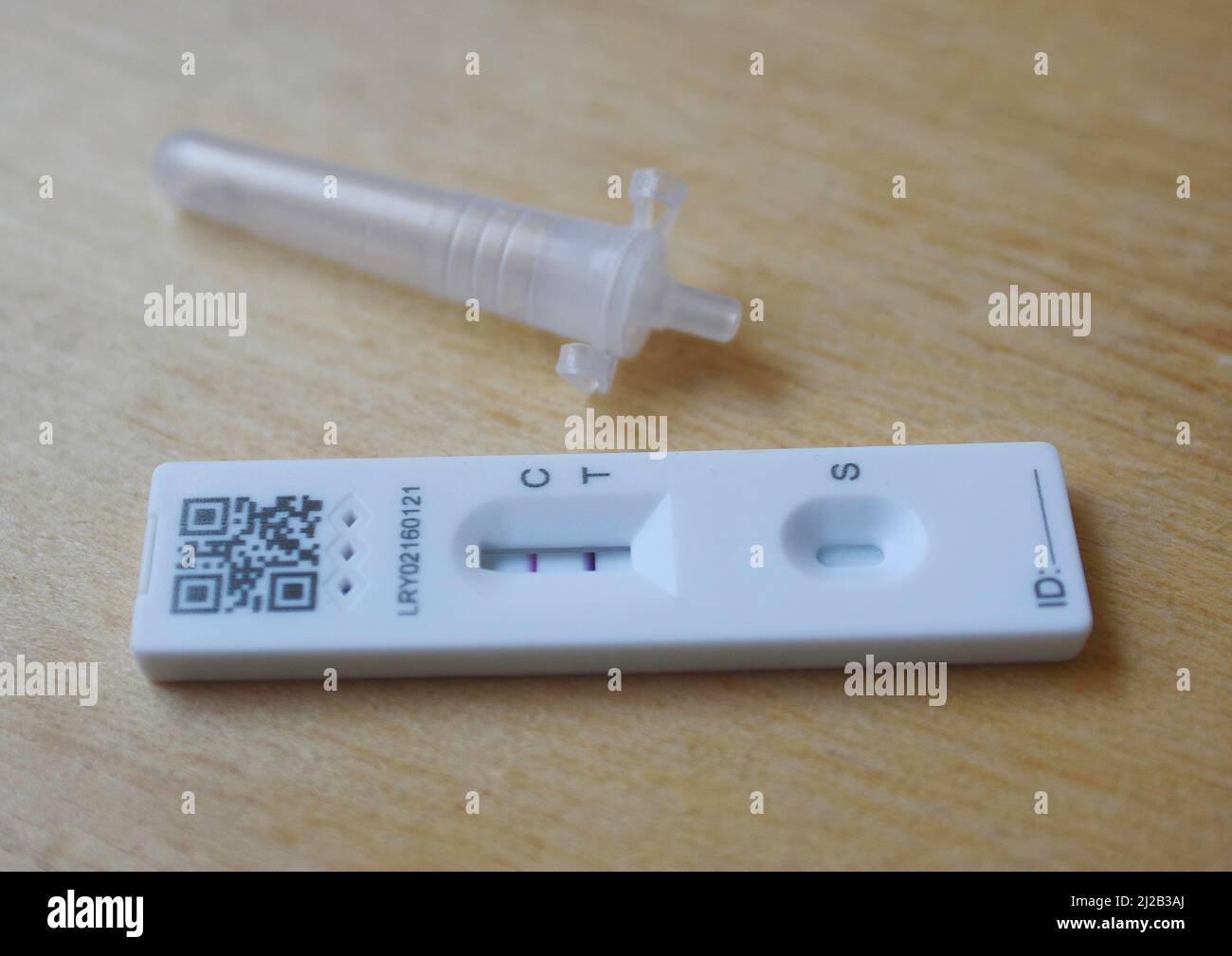 Indicateur de résultats du kit de test de débit latéral NHS indiquant un résultat positif. À partir du 1 avril 2022, les tests de débit latéral pour les personnes ne présentant pas de symptômes cesseront d'être gratuits en Angleterre et à partir du 18 avril 2022 en Écosse. Banque D'Images