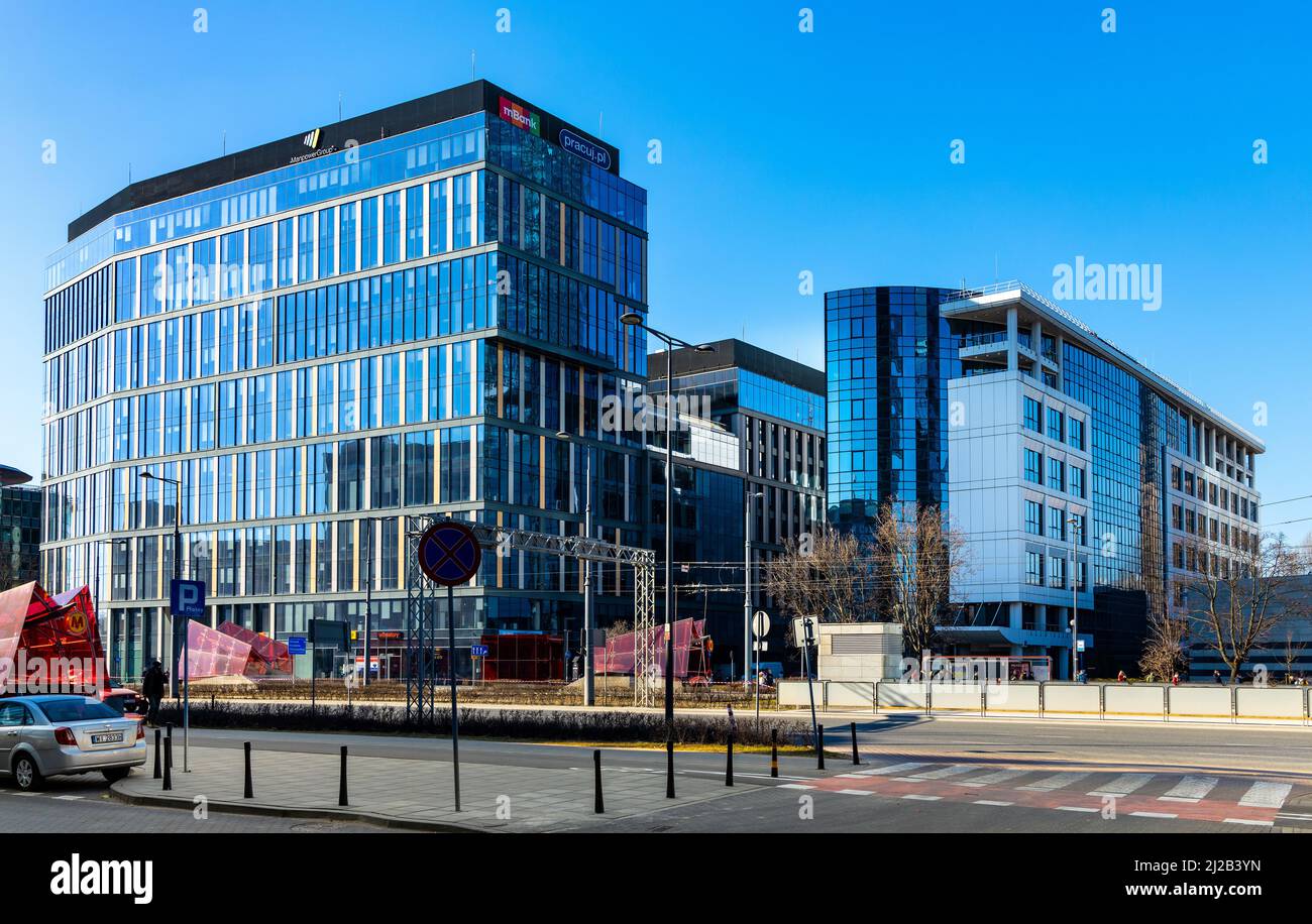 Varsovie, Pologne - 18 mars 2022 : complexe du parc Proximo par Reico Ceske Sporitelny, rue Prosta dans le quartier des affaires de Wola, dans le centre-ville Banque D'Images