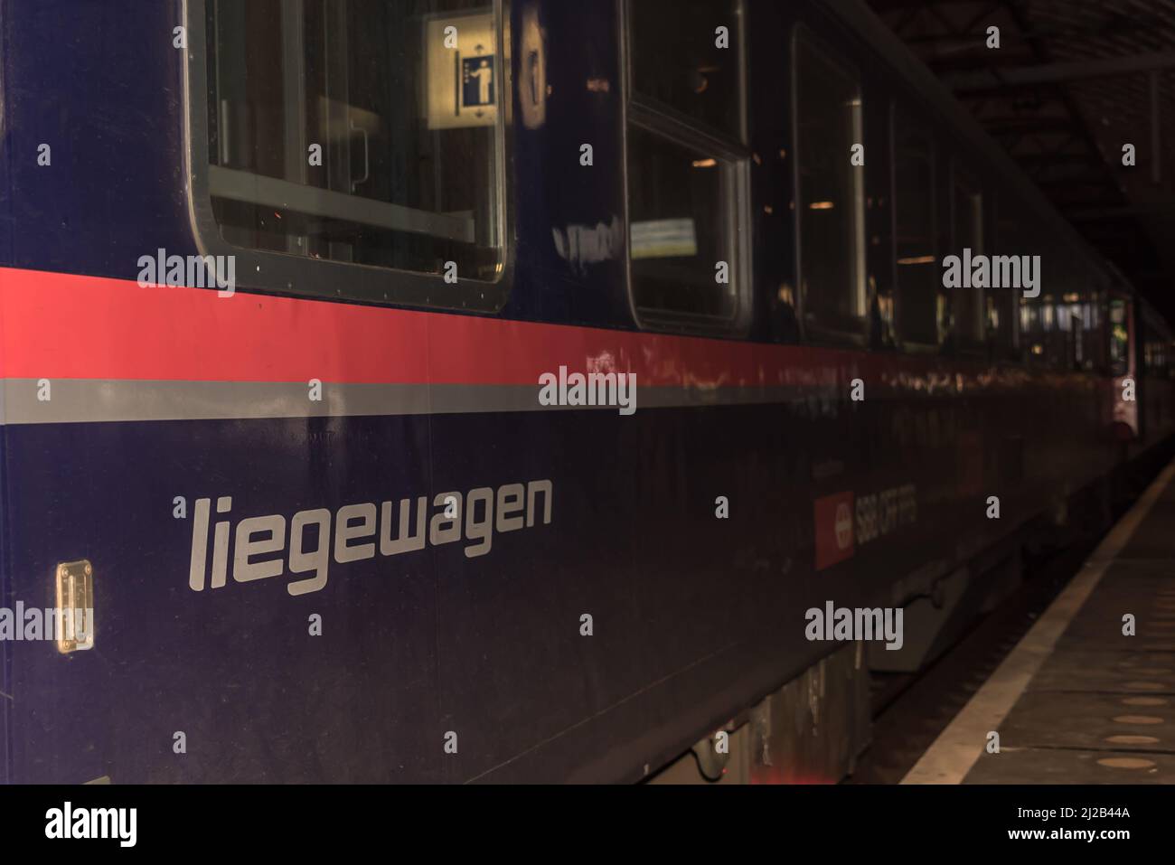 Amsterdam, pays-Bas, mars 2022. Trains internationaux avec une voiture endormi sur la plate-forme de la gare centrale d'Amsterdam. Photo de haute qualité Banque D'Images