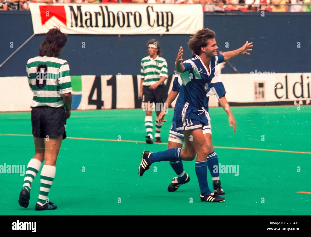 Eric Wynalda célèbre après avoir obtenu son score contre Sporting Portugal lors de la Marlboro Cup 1990 Banque D'Images