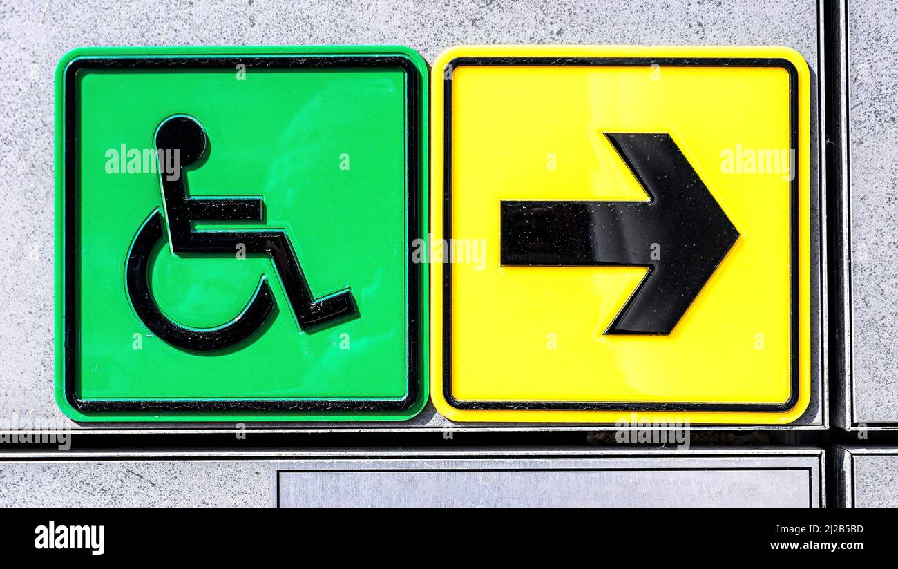 Icône de handicap et flèche sur le mur. Symbole fauteuil roulant Banque D'Images