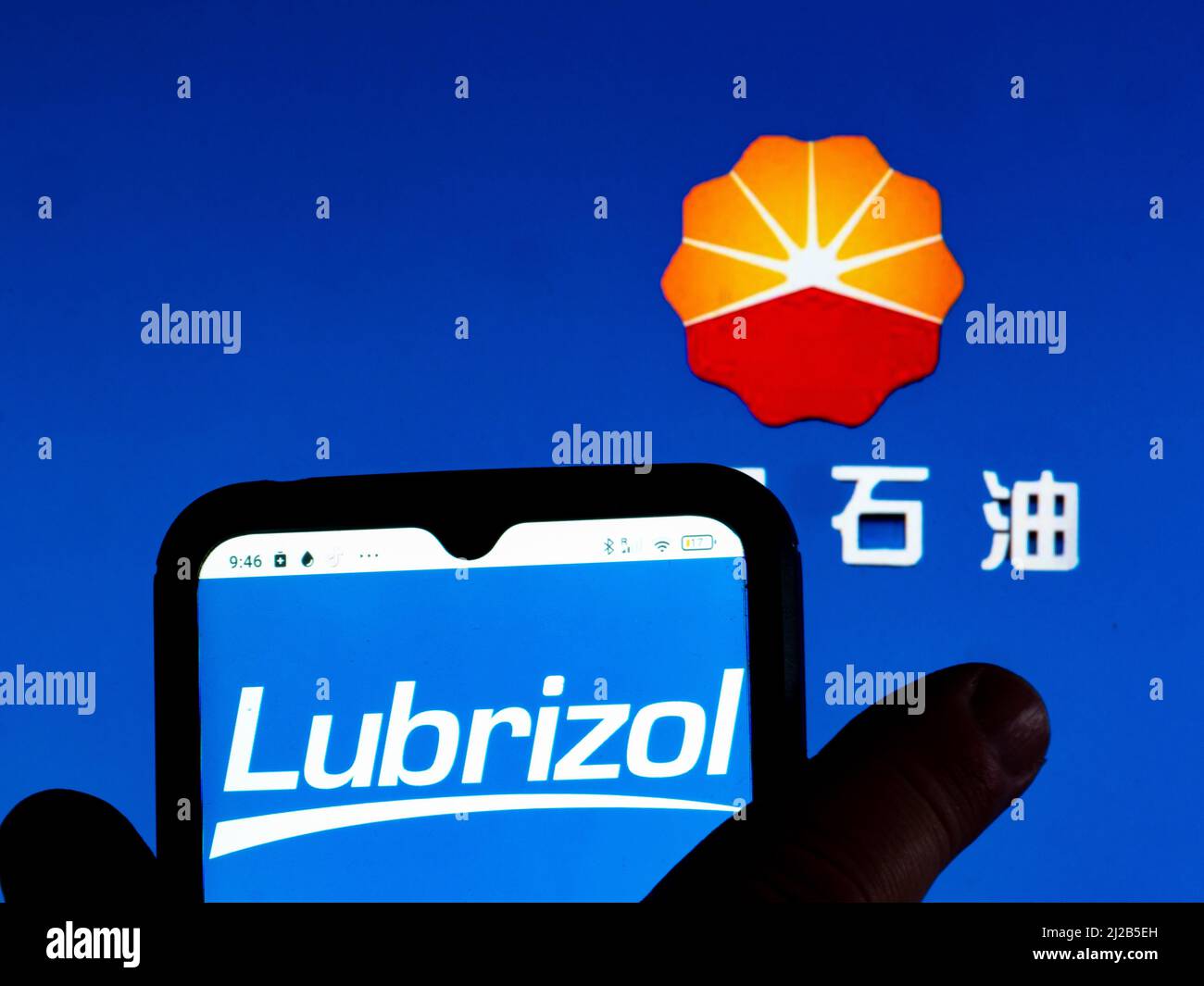 Dans cette illustration, le logo Lubrizol Corporation est affiché sur un écran de smartphone avec un logo China National Petroleum Corporation en arrière-plan (photo d'Igor Golovniov / SOPA Images / Sipa USA) Banque D'Images