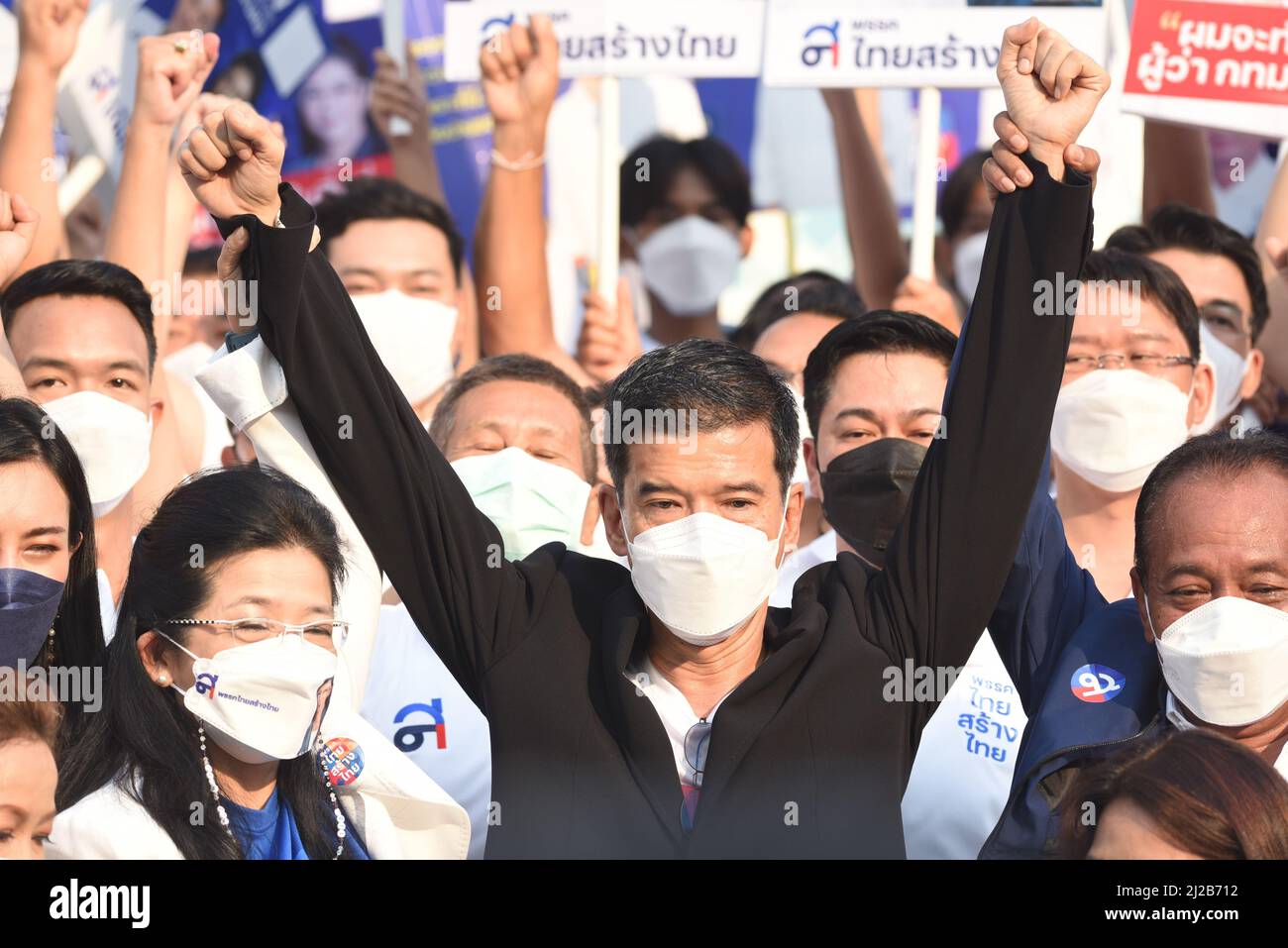 Bangkok, Thaïlande. 31st mars 2022. Sita Divari (C), chef de l'escadron, représentante du Thai sang Thai Party, candidat à l'élection du gouverneur, le 31 mars 2022, à l'hôtel de ville 2 de l'Administration métropolitaine de Bangkok. (Credit image: © Teera Noisakran/Pacific Press via ZUMA Press Wire) Banque D'Images