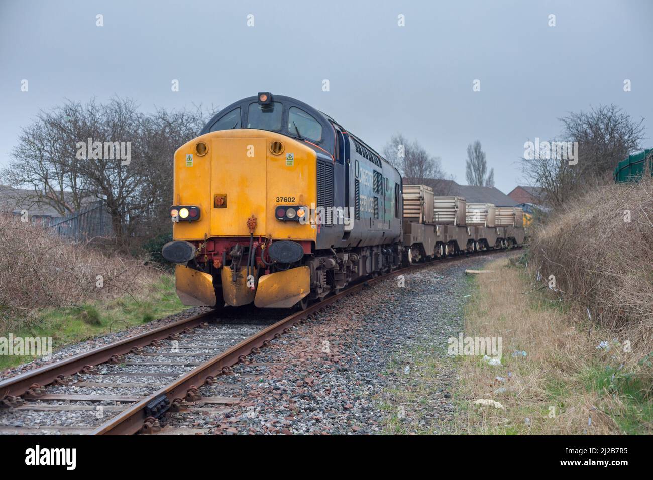 La locomotive 37602 de classe 37 de Direct Rail Services avec un train de ballons nucléaires sur la ligne Heysham Banque D'Images