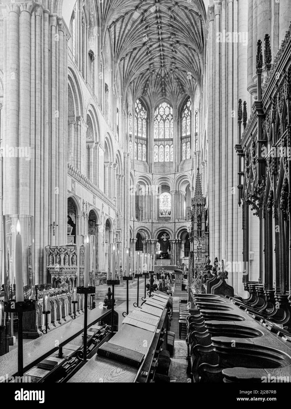 Le prébytère de la cathédrale de Norwich vu de la chorale - photographié sur une plaque entière (8 1/2 pouces x 6 1/2 pouces) HP3 verre en 1973. Banque D'Images