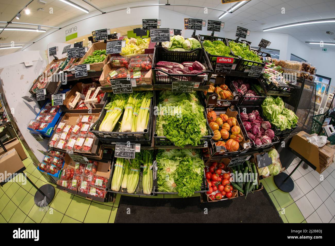 Fossano, Italie - 30 mars 2022: Stand vendant des légumes dans supermercato italiano, vision de l'œil de poisson Banque D'Images