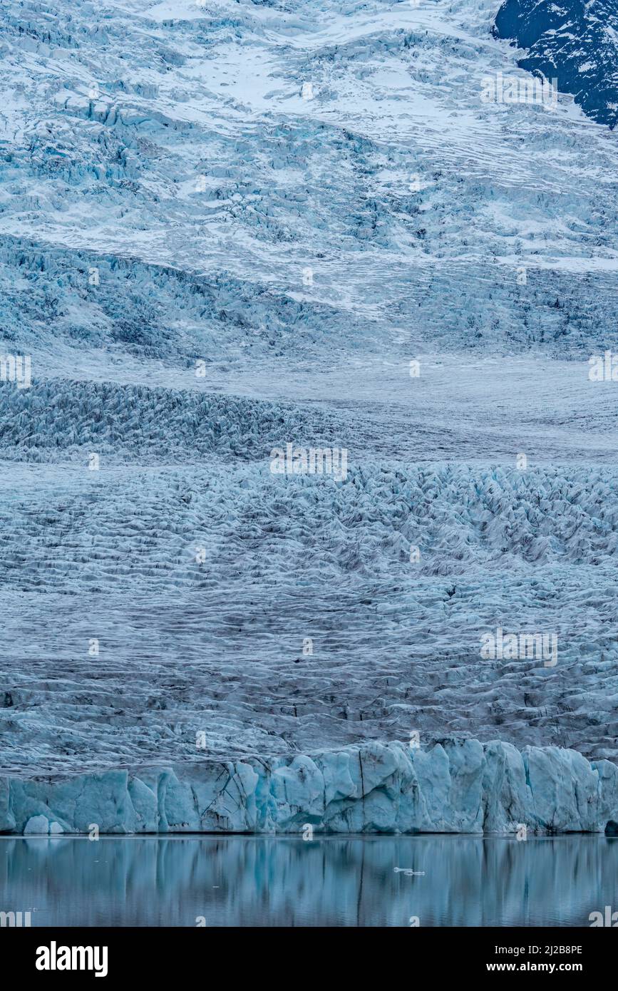 La flèche spectaculaire du glacier se termine sur l'eau Banque D'Images