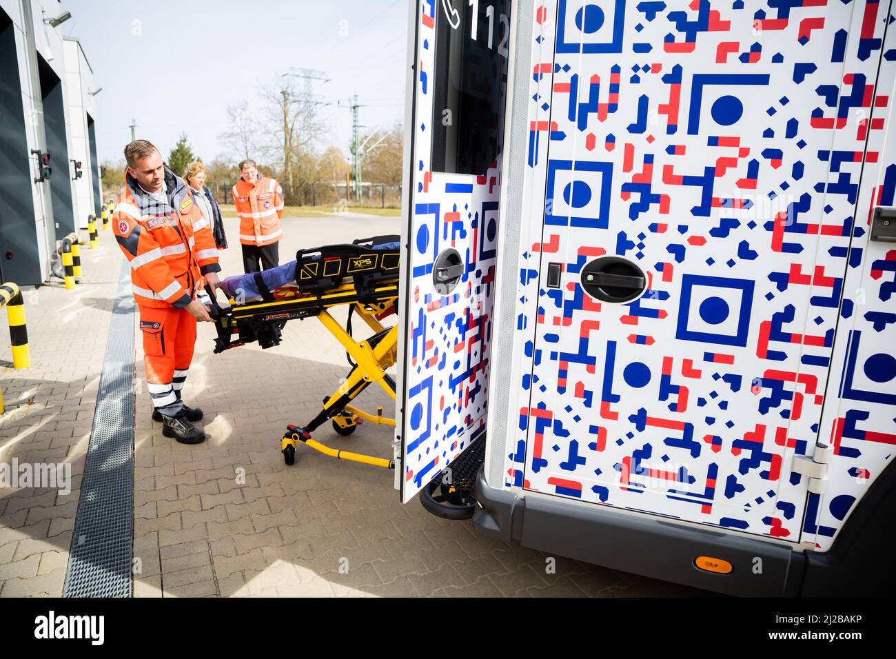 31 mars 2022, Brandebourg, Angermünde: David Sohn, paramédic de Johannître-Unfall-Hilfe Angermünder, présente un brancard motorisé lourd lors de la présentation de la première ambulance de Brandebourg au design anti-gaffer. Johannître-Unfall-Hilfe a mis en service une ambulance avec « conception anti-gaffer ». Ainsi, Johannître-Unfall-Hilfe veut empêcher les gaffeurs de filmer des téléphones portables lors d'accidents graves. Photo: Christoph Soeder/dpa Banque D'Images