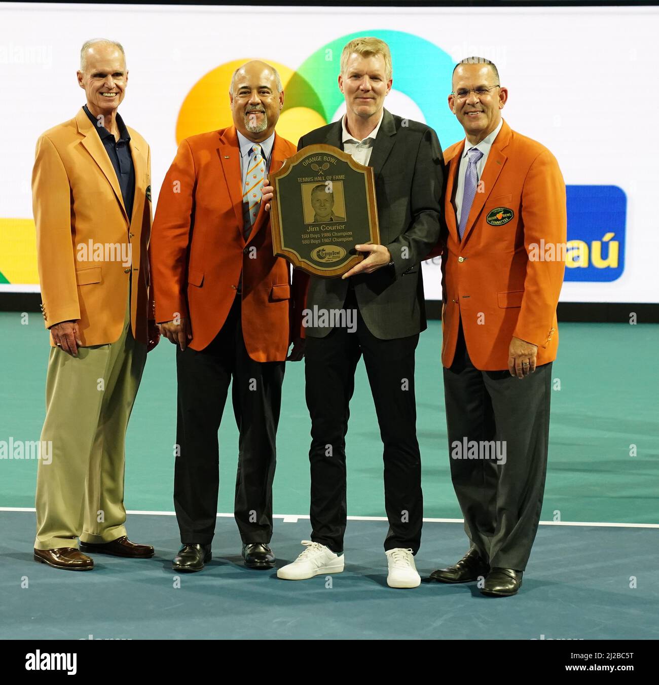 Miami Gardens, États-Unis. 30th mars 2022. MIAMI GARDENS, FLORIDE - 30 MARS : Jim Courier, membre du Temple international de la renommée du tennis (3rd de L), pose une plaque avec des membres du comité du Orange Bowl, Doug Wiley, Frank Gonzalez et Eric poms en tant que Courier sont intronisés au Orange Bowl tennis Hall of Fame lors de l'ouverture de Miami au Hard Rock Stadium le 30 mars 2022 à Miami Gardens, en Floride. (Photo de JL/Sipa USA) crédit: SIPA USA/Alay Live News Banque D'Images