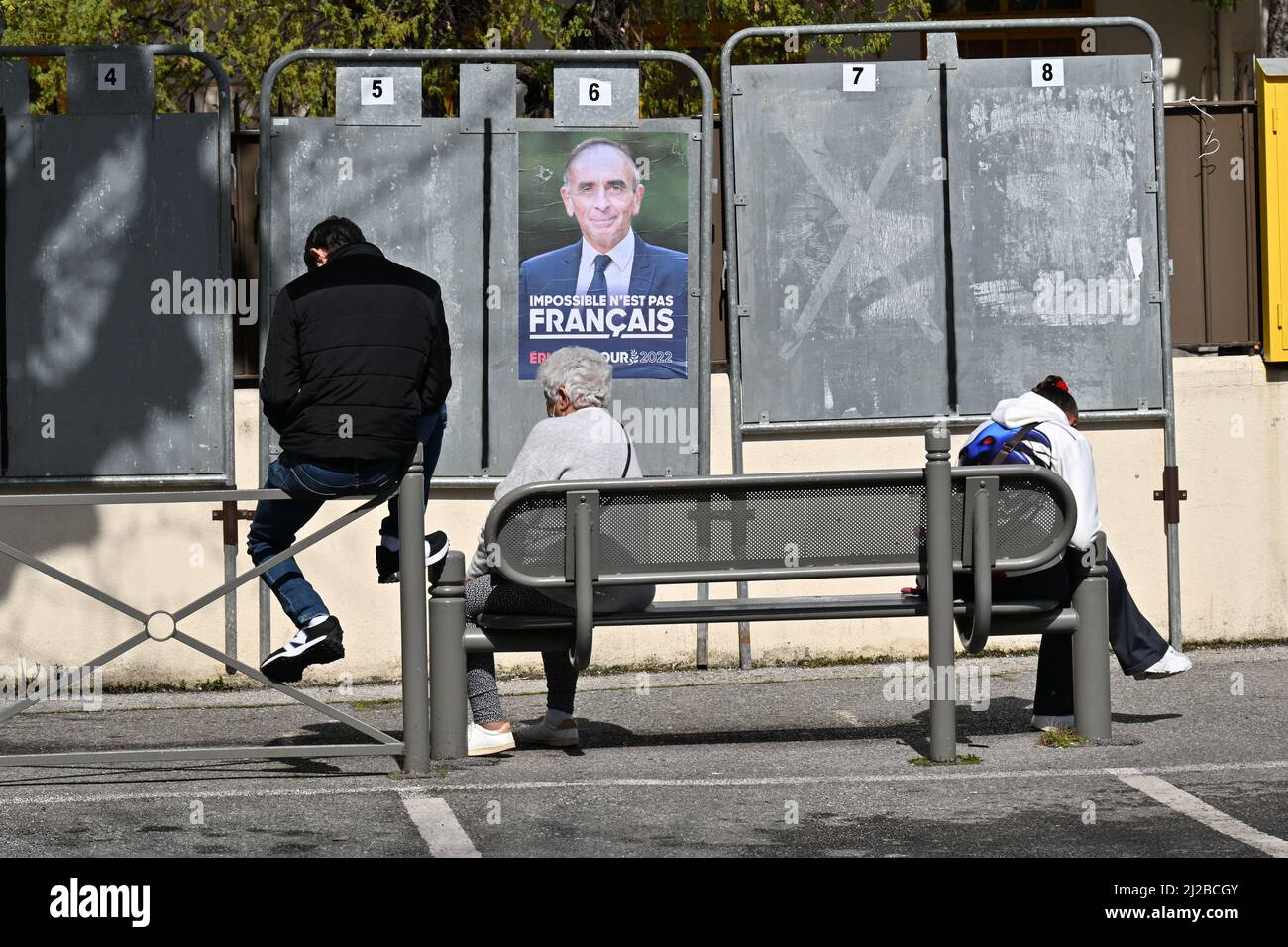 Des affiches pour les candidats à la présidence sont visibles à Cannes, en France, le 31 mars 2022. (Photo de Lionel Urman/Sipa USA) Banque D'Images