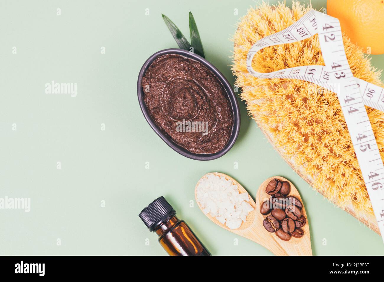 Concept de soins de beauté à la maison avec gommage corporel au café naturel Banque D'Images