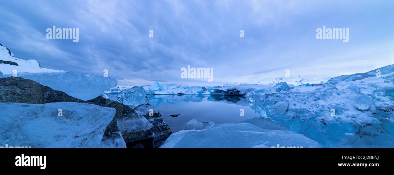 Icebergs dans la lagune glaciaire de Jokulsarlon, parc national de Vatanjokull, sud-est de l'Islande Banque D'Images