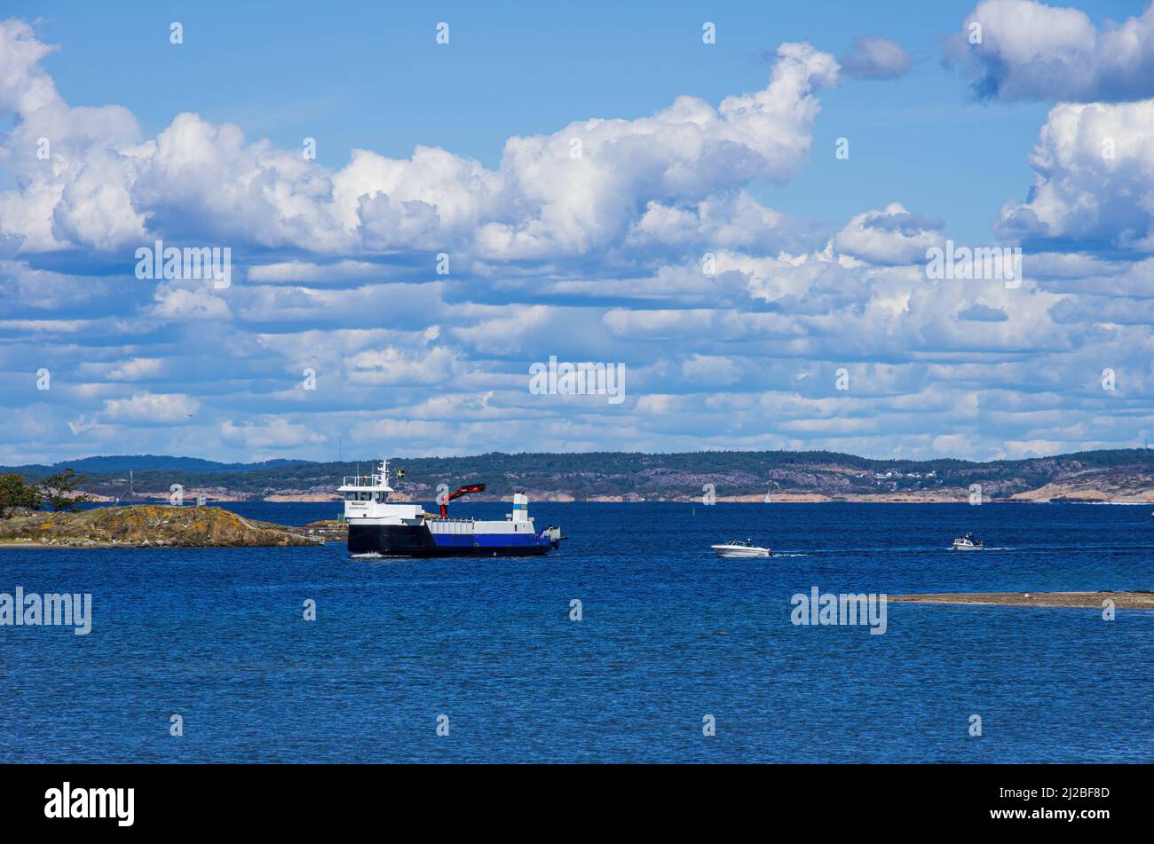 Scène maritime pittoresque avec trafic maritime entre les îles Koster, Bohuslän, Västra Götalands län, Suède. Banque D'Images
