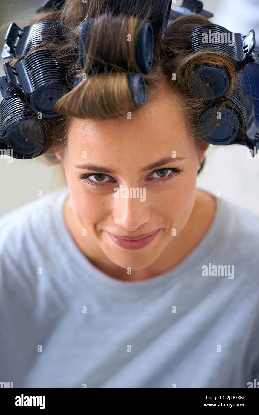 C'est un excellent jeu, croyez-moi. Une belle jeune femme passant la journée à obtenir ses cheveux et le maquillage fait. Banque D'Images