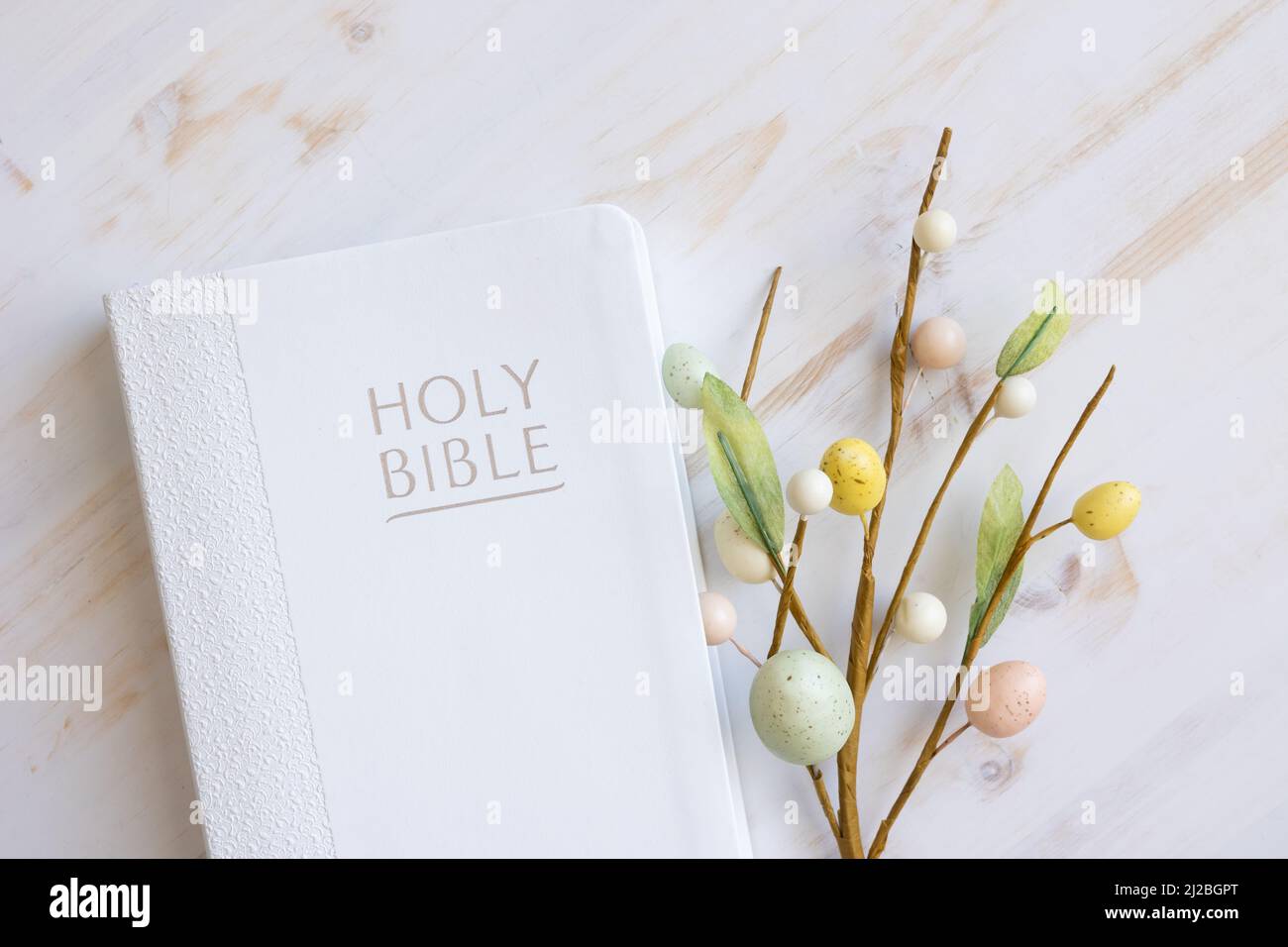 bible blanche avec tulipes blanches et décorations d'oeufs de pâques sur bois blanc avec espace de copie Banque D'Images