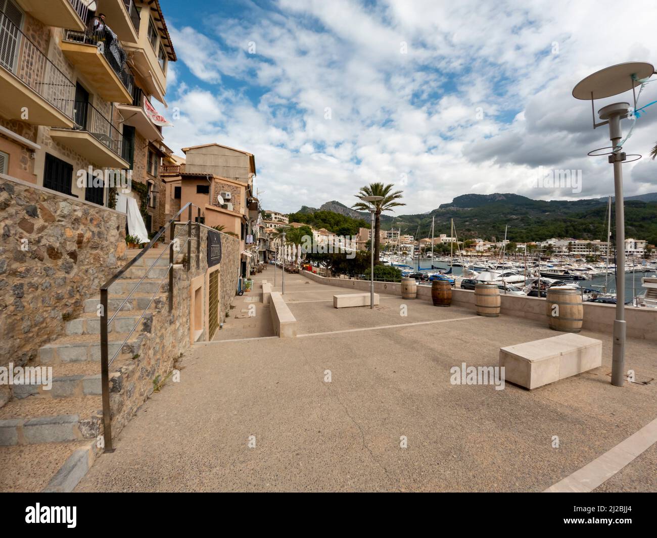 Port de Soller, Majorque - septembre 2021 : Plage de sable avec yachts sur la côte bleue de la mer méditerranée, Majorque, Iles Baléares, Espagne, Europe Banque D'Images