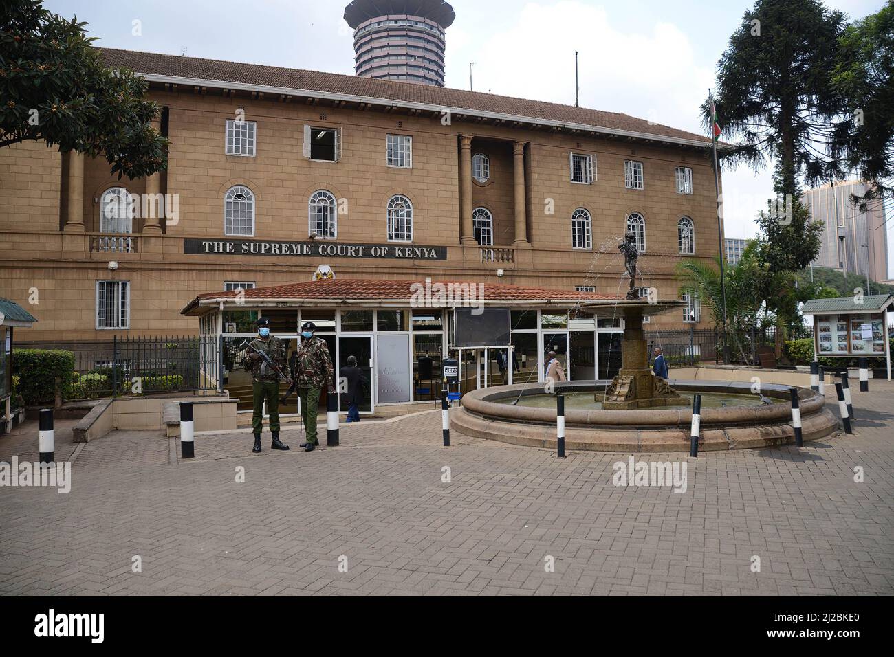 Nairobi, Kenya. 31st mars 2022. Les policiers sont sur garde à l'entrée de la Cour suprême lors de l'audition de l'initiative Building Bridges (BBI). Le BBI, qui était censé modifier la Constitution kenyane et élargir l'exécutif, a été déclaré inconstitutionnel par la Cour suprême. (Photo de John Ochieng/SOPA Images/Sipa USA) crédit: SIPA USA/Alay Live News Banque D'Images