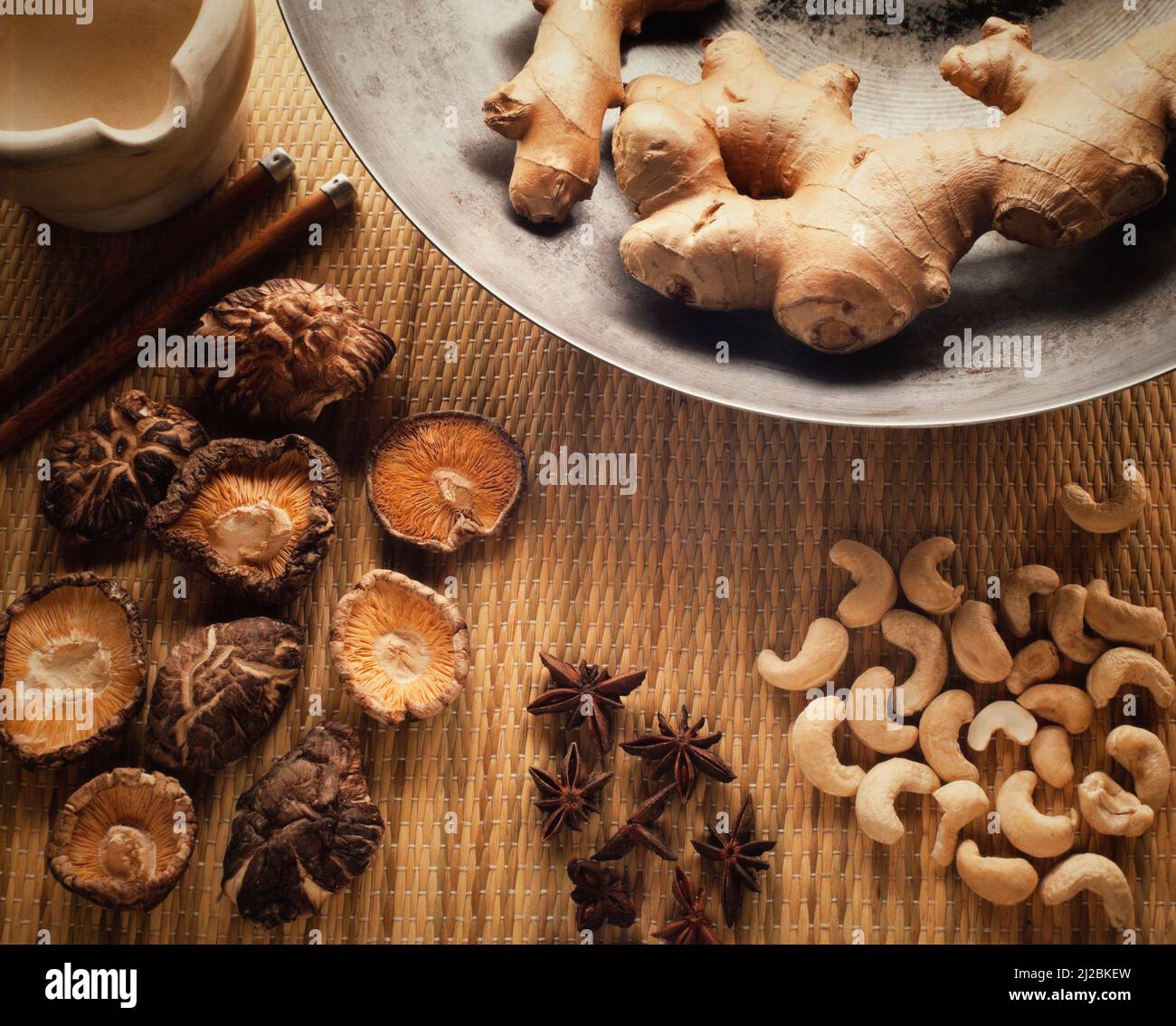 Ingrédients alimentaires asiatiques chinois, gingembre, anis étoilé, champignons chinois séchés, noix de cajou Banque D'Images