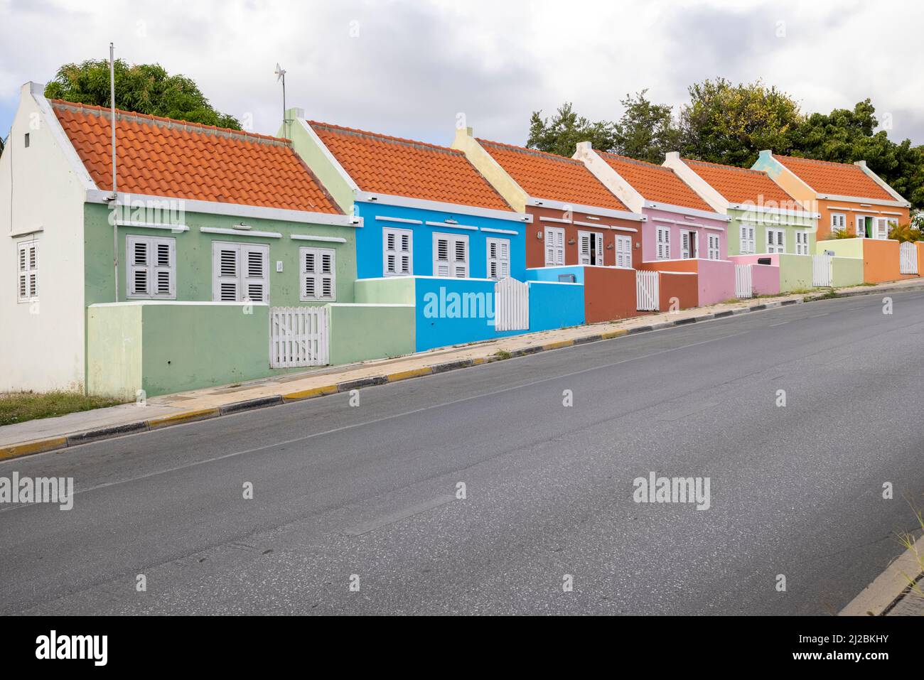 Petites maisons colorées le long de la route quelque part à Willemstad, Curaçao Banque D'Images