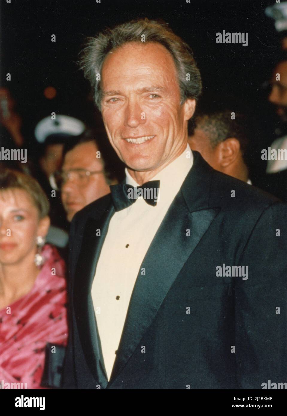 L'acteur et réalisateur américain Clint Eastwood remporte le prix Academy Award pour le meilleur réalisateur et la meilleure image pour le film Unforfunfunder, USA 1993 Banque D'Images