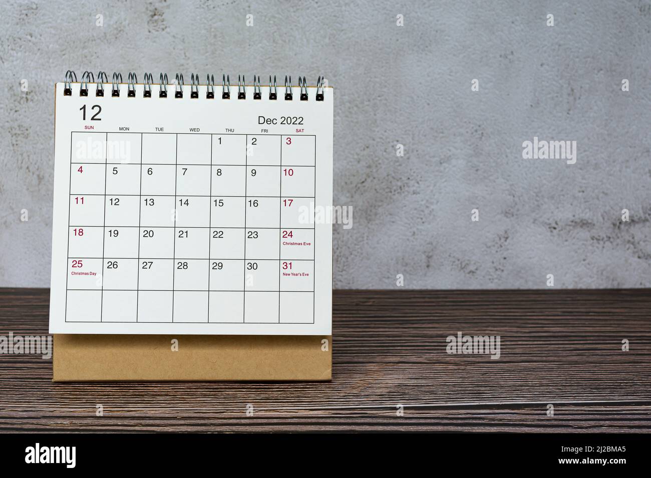 Calendrier blanc de décembre 2022 sur bureau en bois. Date de célébration et espace de copie. Banque D'Images