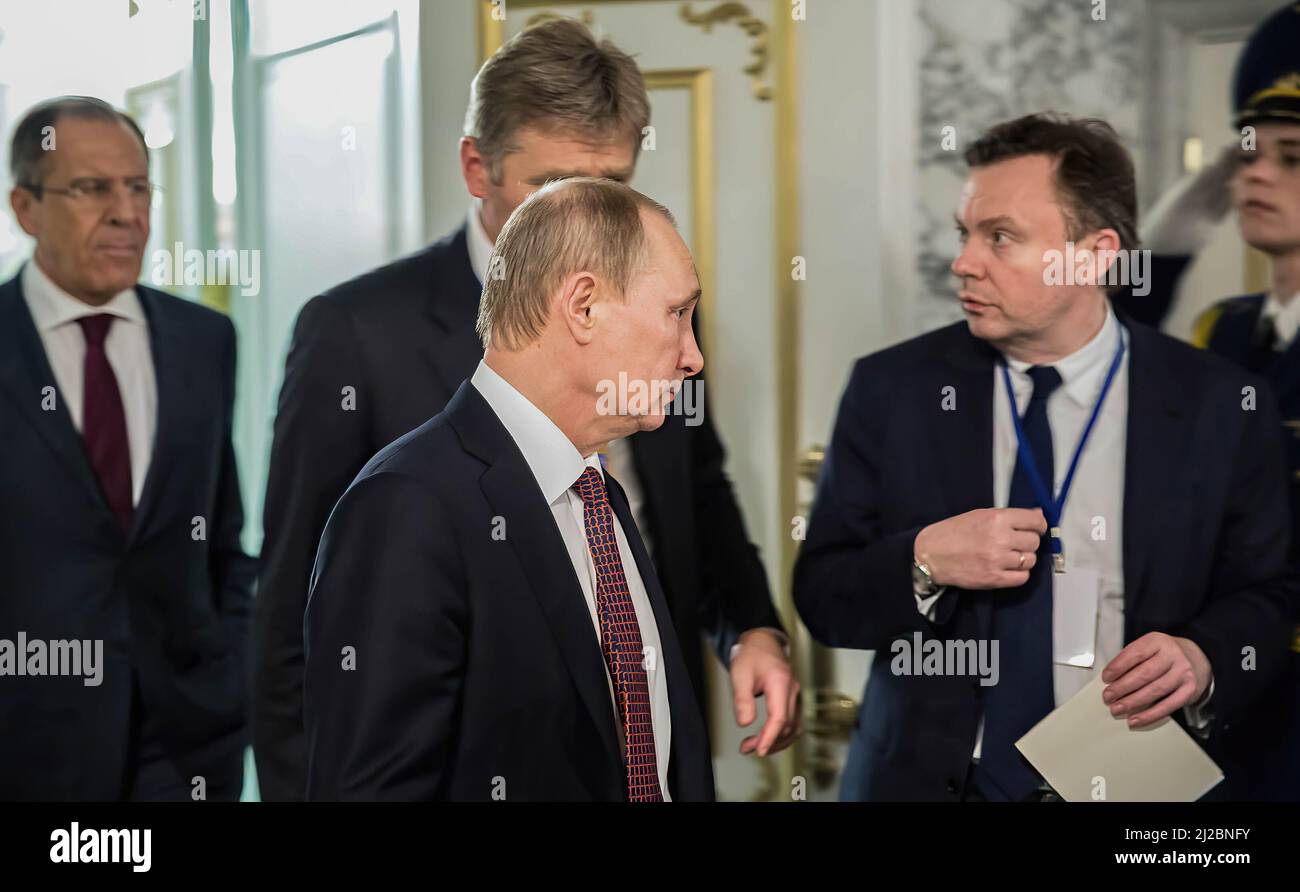 Minsk, Bélarus. 12th févr. 2015. Délégation russe dirigée par le Président de la Fédération de Russie Vladimir Poutine après les négociations des dirigeants des États en Normandie à Minsk. (Photo de Mykhaylo Palinchak/SOPA Images/Sipa USA) crédit: SIPA USA/Alay Live News Banque D'Images