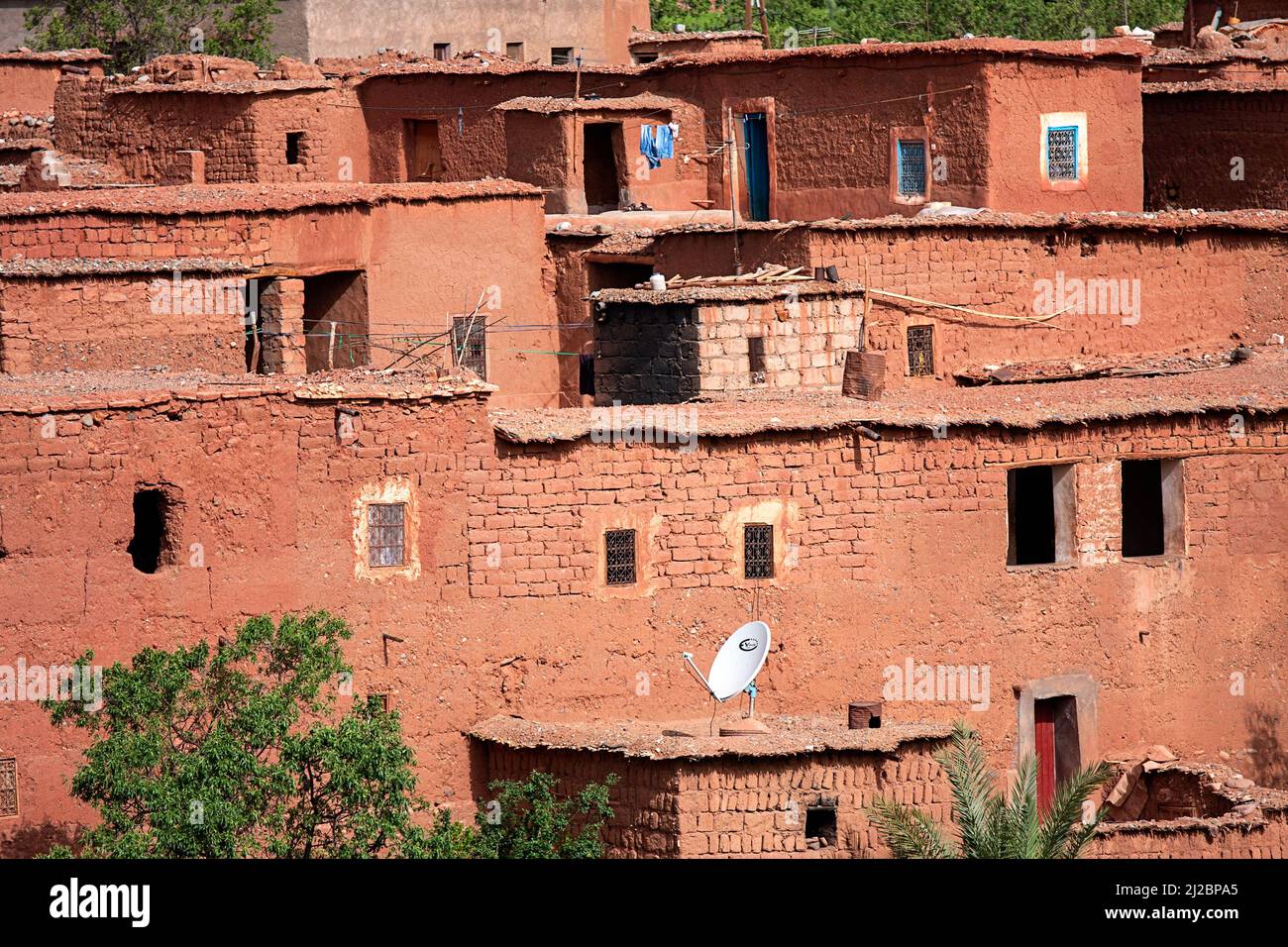 Maison marocaine traditionnelle faite de boue dans un paysage semi-désert des montagnes de l'atlas dans la partie sud du Maroc Banque D'Images