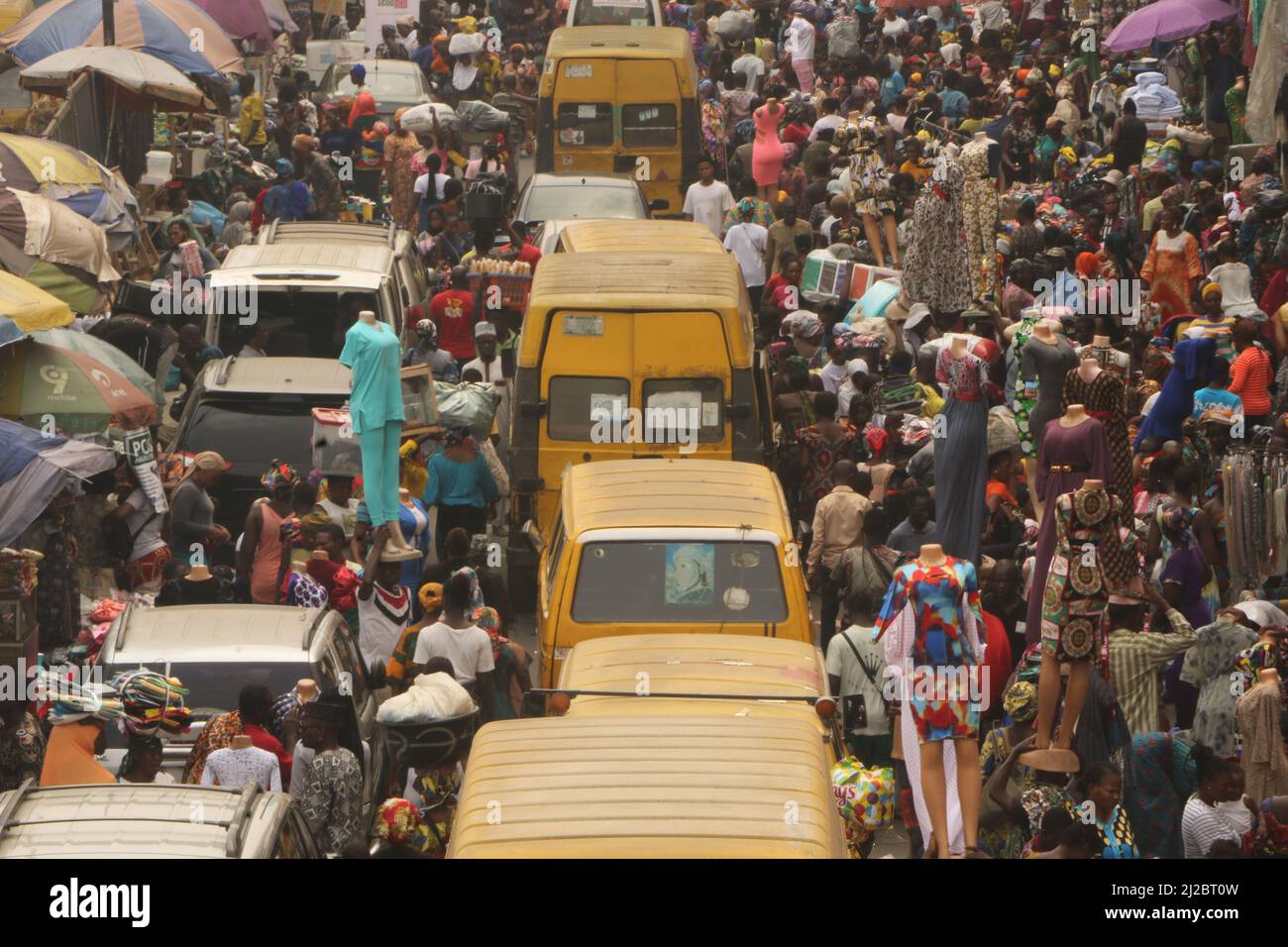 Trafic important sur le pont carter, dans l'arène du marché d'Idumota, île de Lagos, état de Lagos, ville commerciale. Nigéria. Banque D'Images