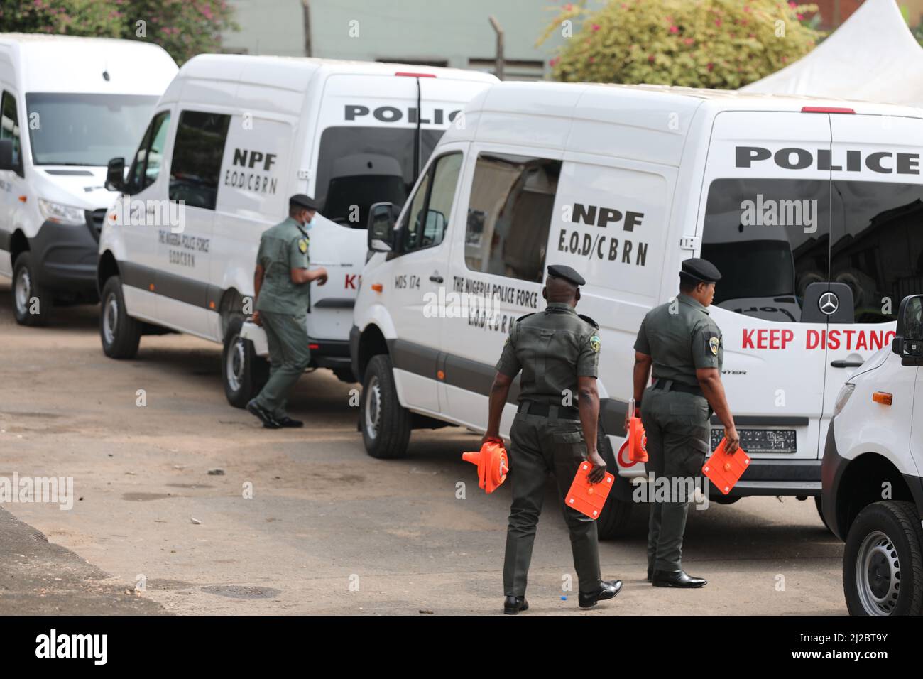 Formation du personnel de police à l’utilisation du matériel de détection pour lutter contre la contrebande de matières nucléaires et radioactives à Lagos (Nigéria). Les États-Unis ont fait don de camionnettes et d'équipements de détection nucléaire au commandement de l'élimination des munitions explosives (EOD) de la police du Nigeria (FNP). Lagos, Nigéria. Banque D'Images