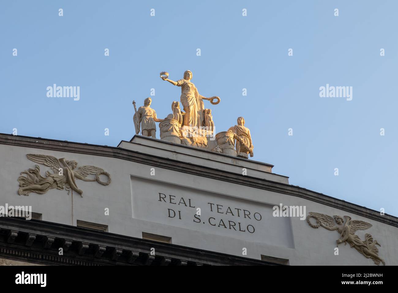 Naples, Italie - 24 mars 2022 : la façade du théâtre San Carlo de Naples est revenue à l'aspect ancien de 1816, avec l'arrangement sur le dessus de t Banque D'Images