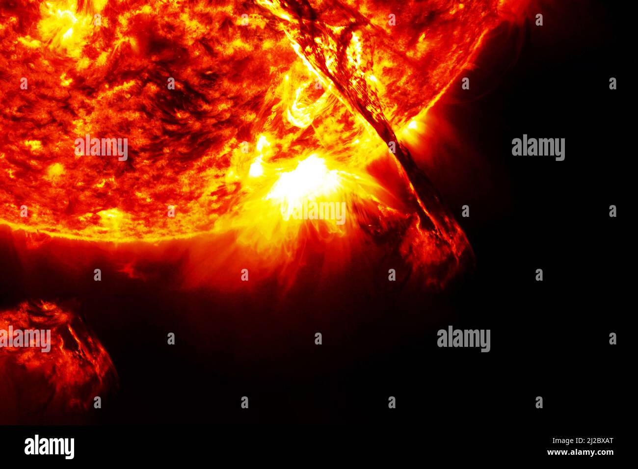 Tempête solaire sur fond sombre. Éléments de cette image fournis par la NASA. Photo de haute qualité Banque D'Images