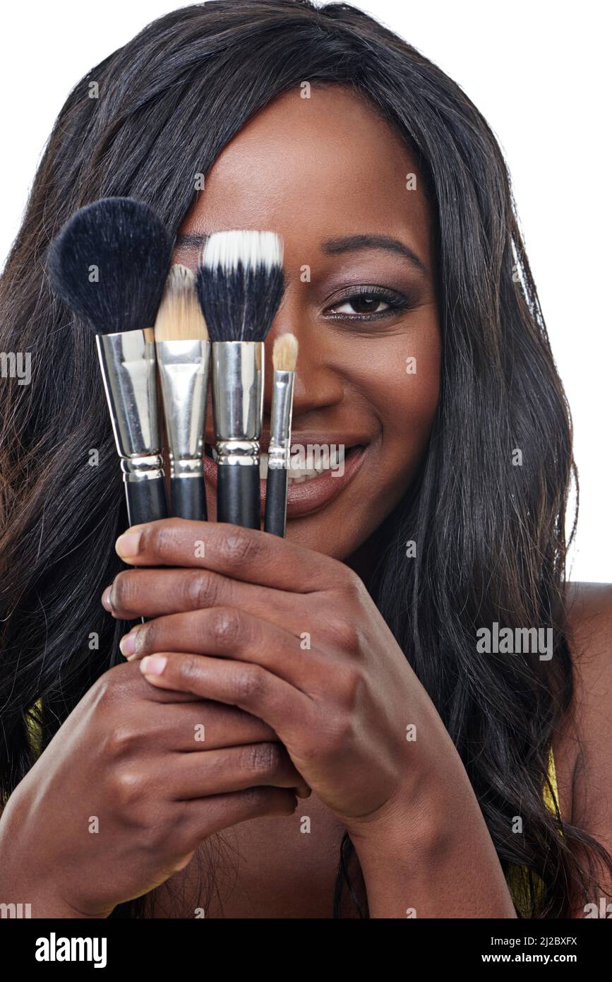 Mes outils de beauté. Photo studio d'une jeune femme tenant une brosse à  maquillage isolée sur blanc Photo Stock - Alamy