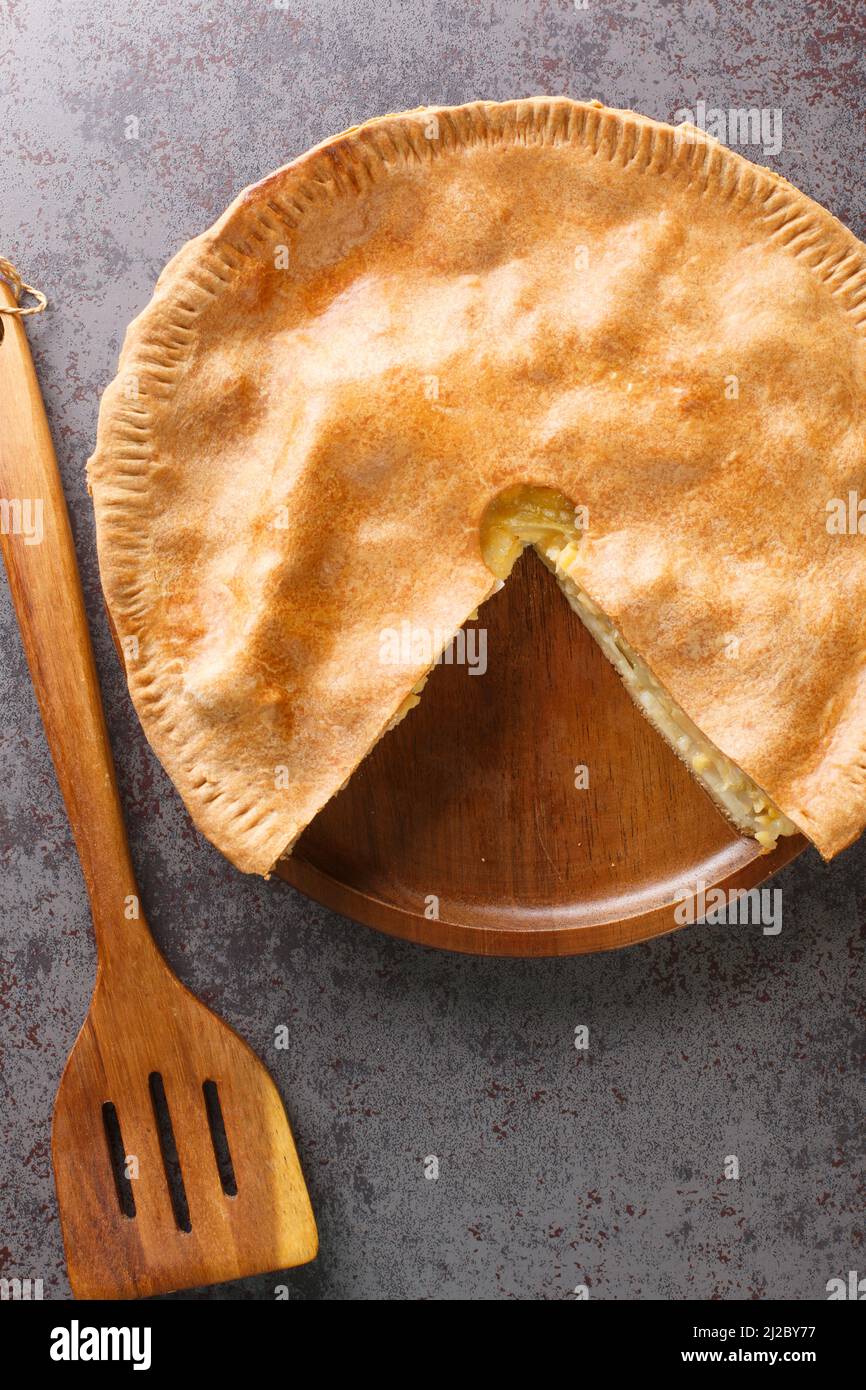 La tarte au fromage et à l'oignon de Lancashire est un plat anglais copieux qui se ferme dans l'olate sur la table. Vue verticale du dessus Banque D'Images