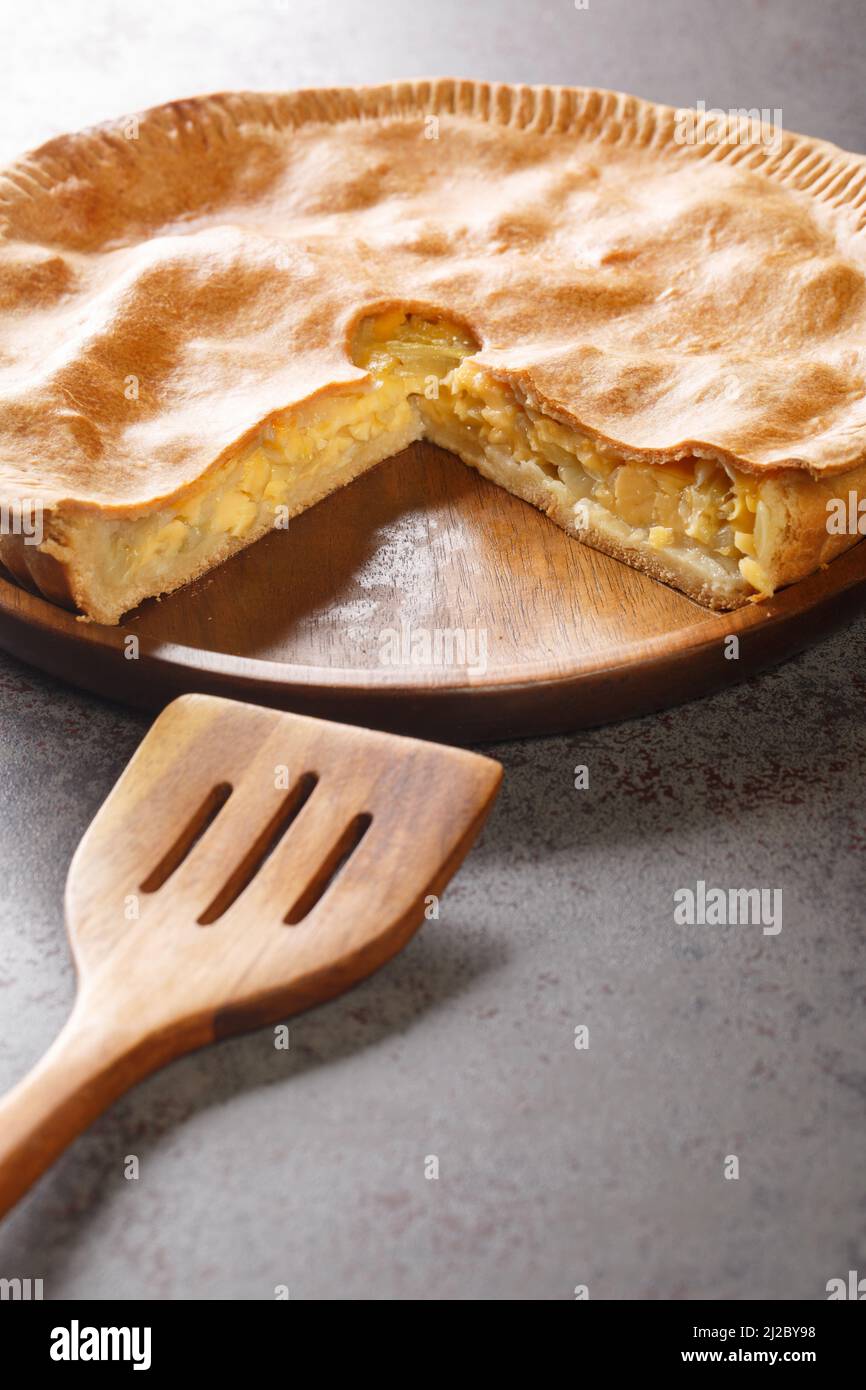 La tarte au fromage et à l'oignon de Lancashire est un plat anglais copieux qui se ferme dans l'olate sur la table. Verticale Banque D'Images