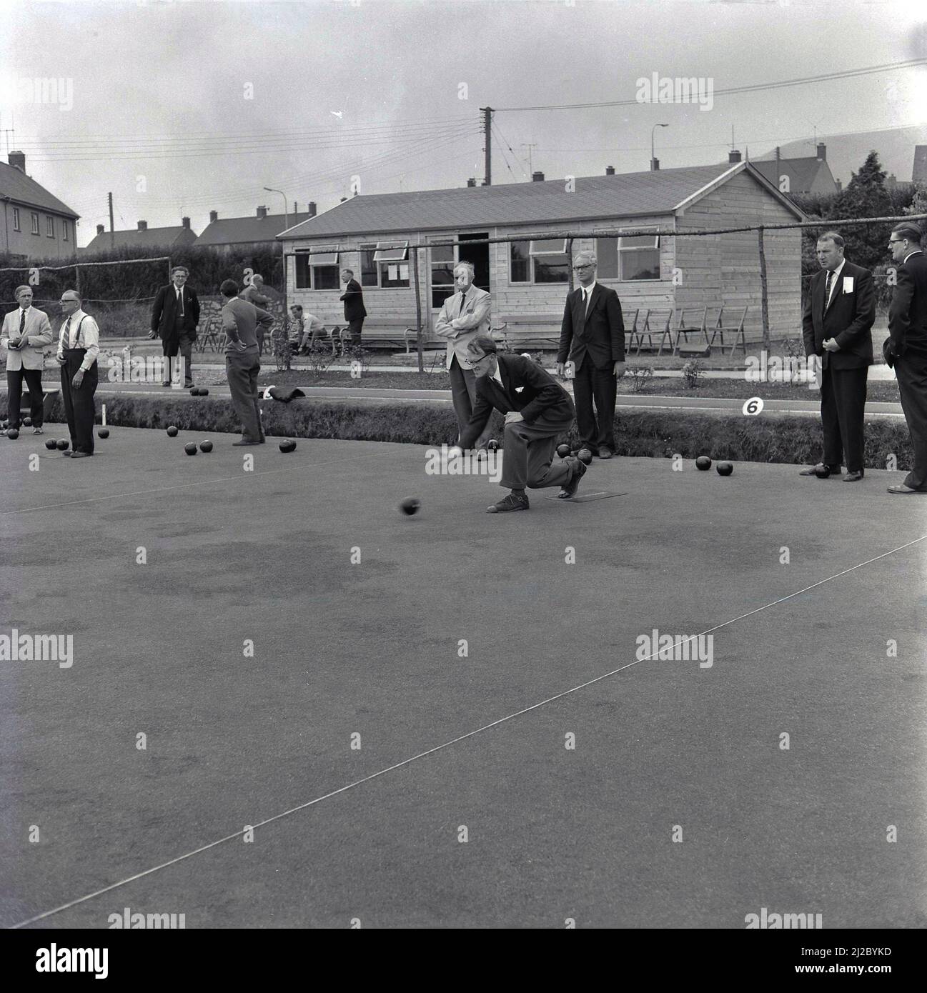 1950s, historique, un match de boules, des hommes dans la robe de l'époque, costumes et cravates, prenant part à une compétition de bowling vert couronne, Port Talbot, pays de Galles, Royaume-Uni. Banque D'Images
