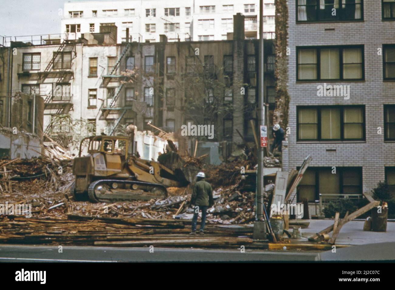 Emplacement du petit immeuble résidentiel récemment démoli sur 72nd Street entre 3rd et 2nd avenues ca. 1973 Banque D'Images