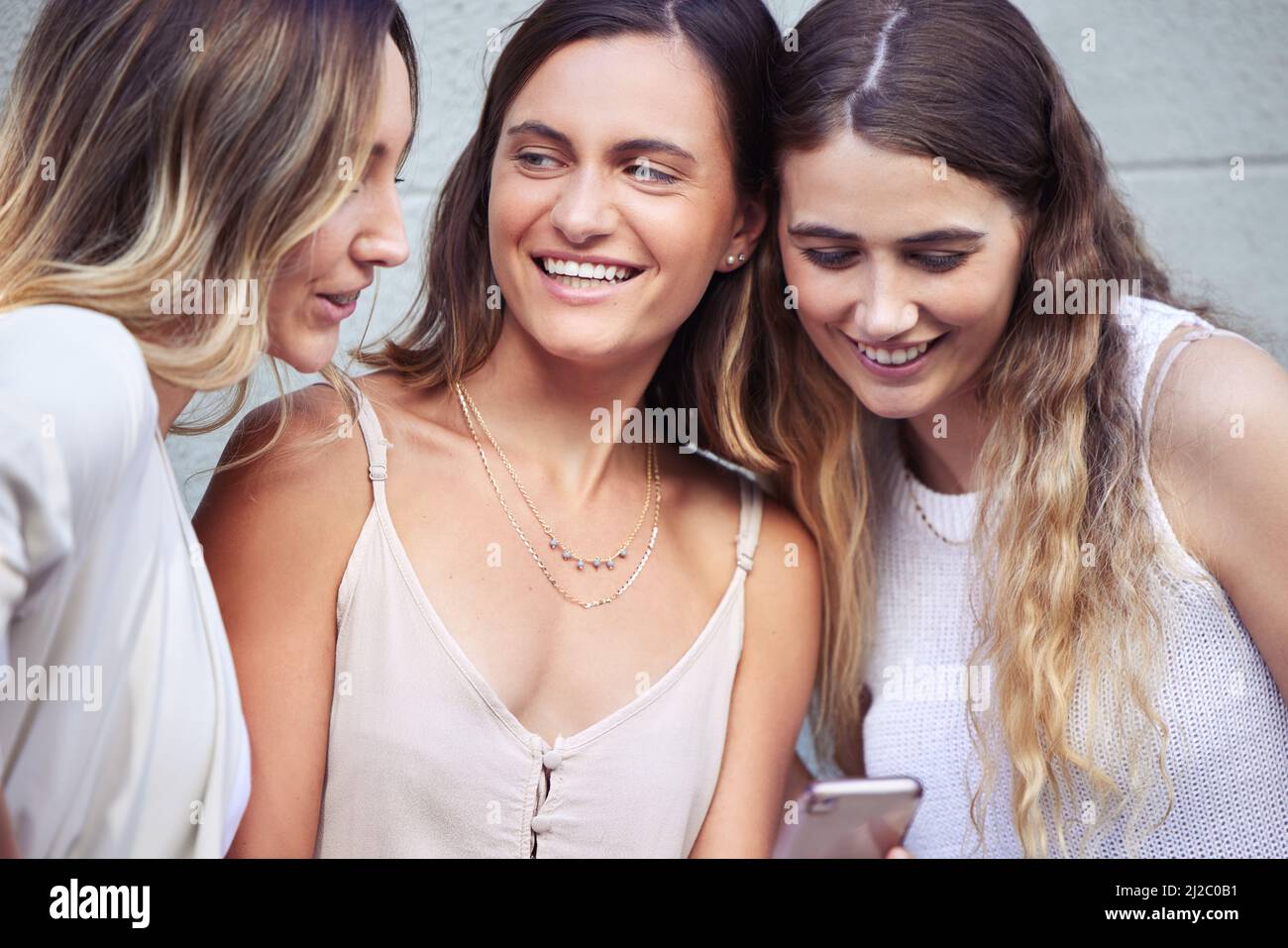 Nous devrions passer plus de temps ensemble. Prise de vue de jeunes amies féminines à l'aide d'un smartphone. Banque D'Images