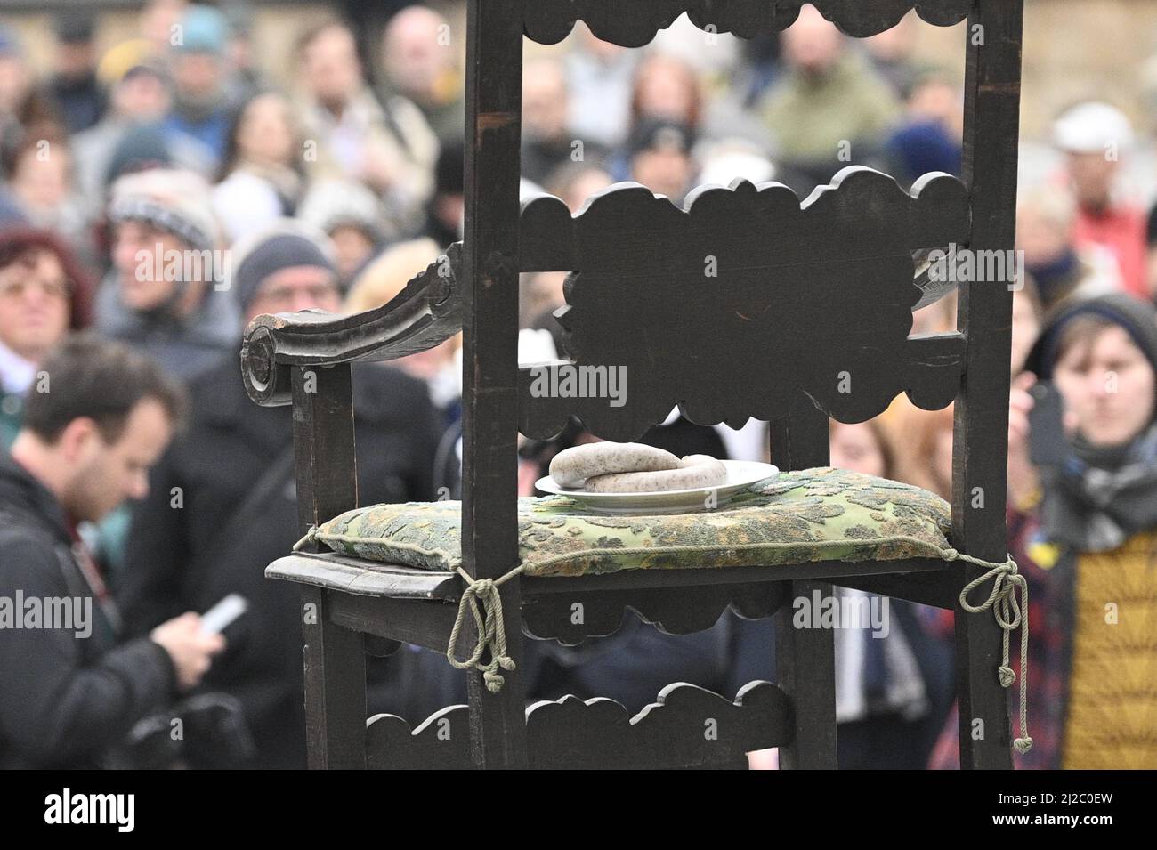 Des personnes ont protesté contre la décision du président tchèque Milos Zeman d'accorder la grâce au directeur forestier présidentiel de Lany, Milos Balak front, du château de Prague, République tchèque, le 31 mars 2022. Le tribunal a définitivement condamné Balak à trois ans de prison, à une amende et à une interdiction de plusieurs années de la direction des organes de l'État pour avoir manipulé un ordre public de 200 millions de couronnes pour le tassement et le drainage des pentes à proximité d'un réservoir d'eau dans la forêt de Lany appartenant au manoir présidentiel de Lany, à l'ouest de Prague, République tchèque. (Photo CTK/Michal Kamaryt) Banque D'Images