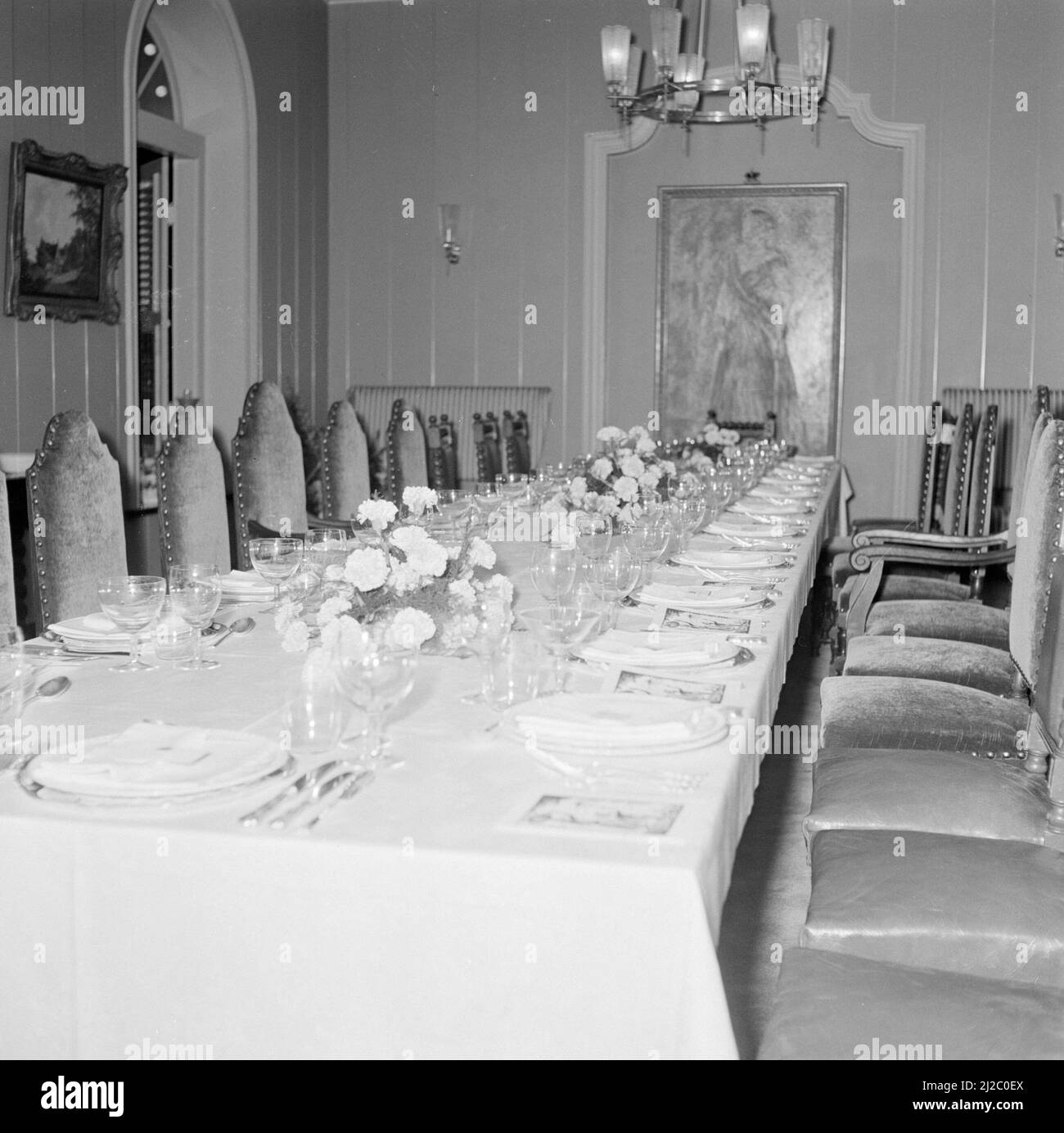 La table pour le dîner de gala au Gouvernementspaleis à Willemstad. Sur le mur le portrait d'état de la reine Juliana par Otto de Kadt ca: 19 octobre 1955 Banque D'Images