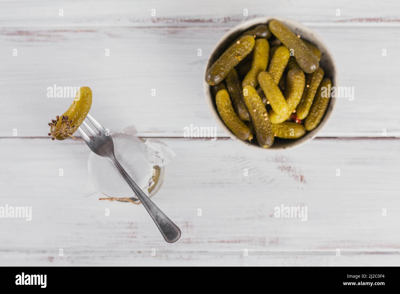 Cornichons, concombre mariné sur une fourchette, bol de légumes marinés Banque D'Images